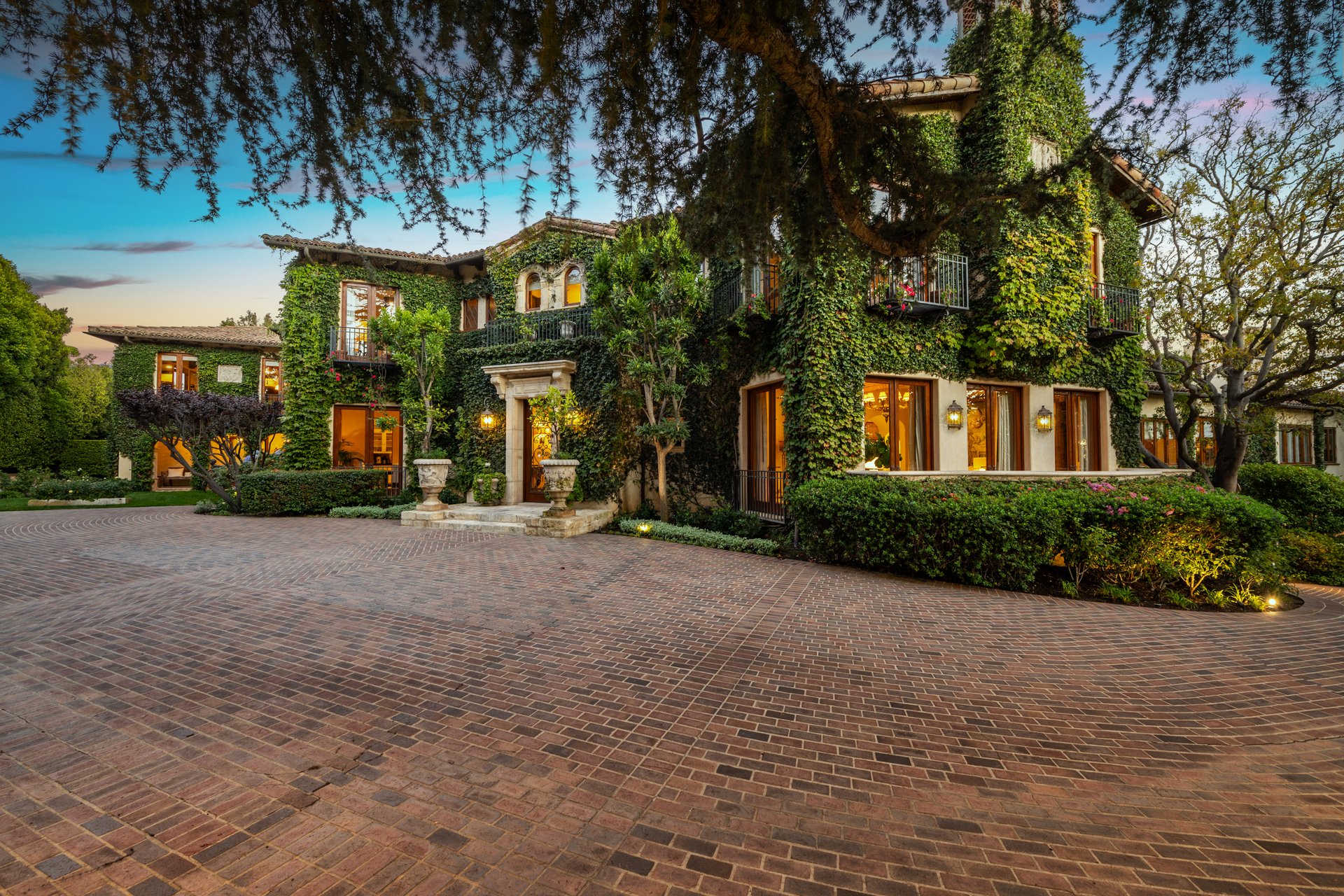 1550 Amalfi DR