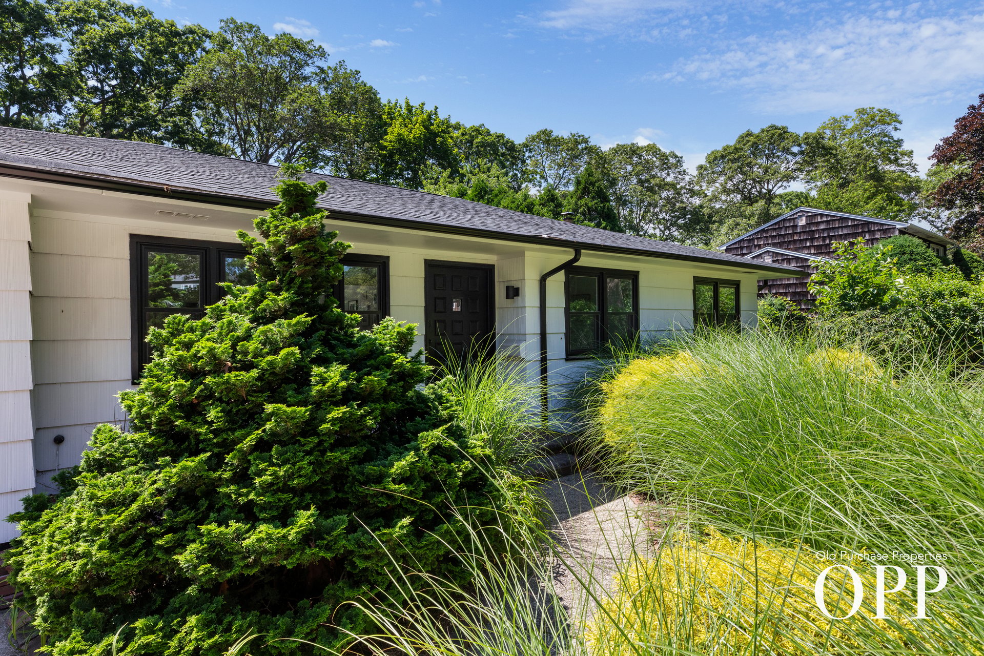 A BELLPORT VILLAGE RETREAT
