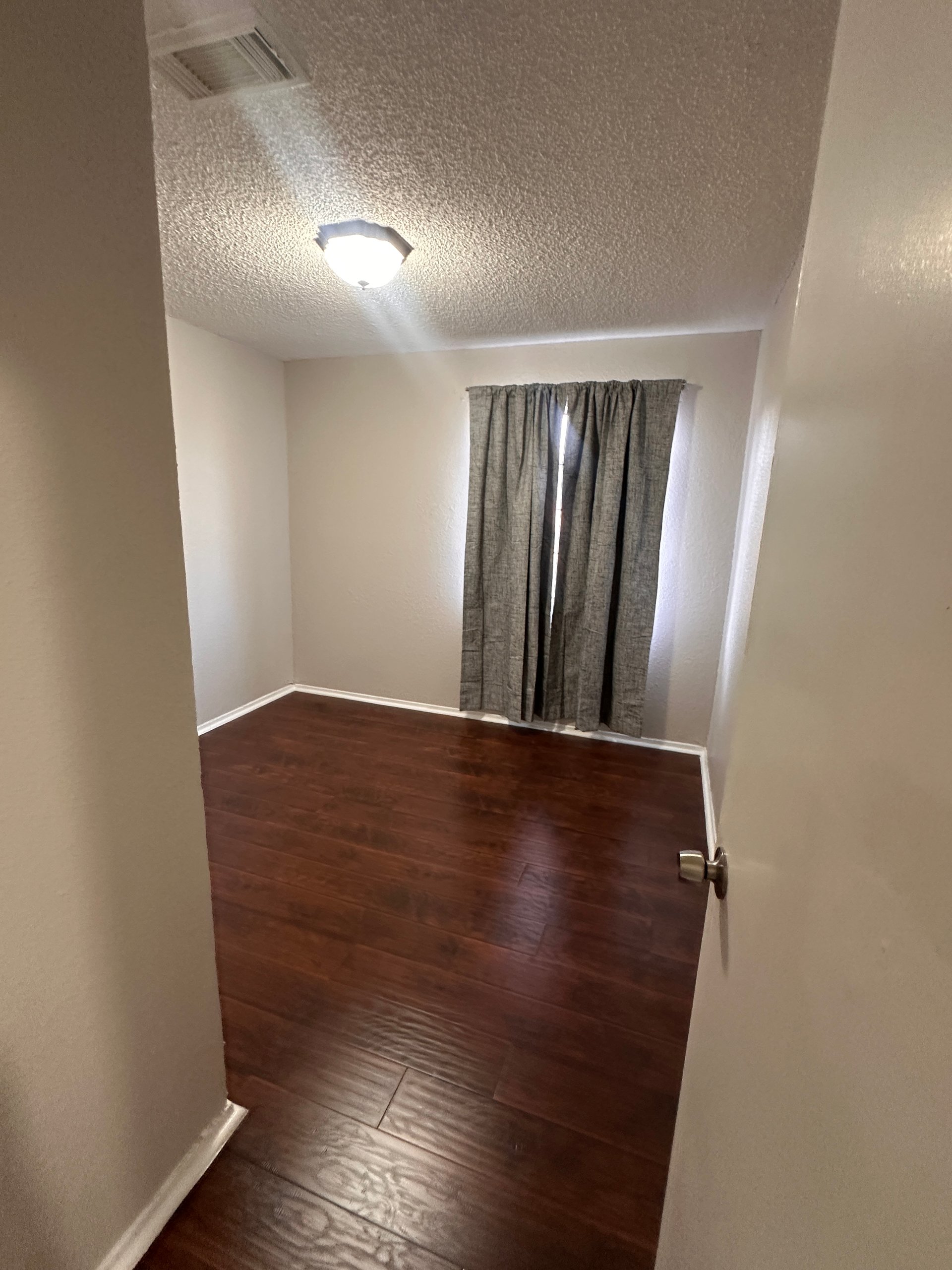 806 E Standifer