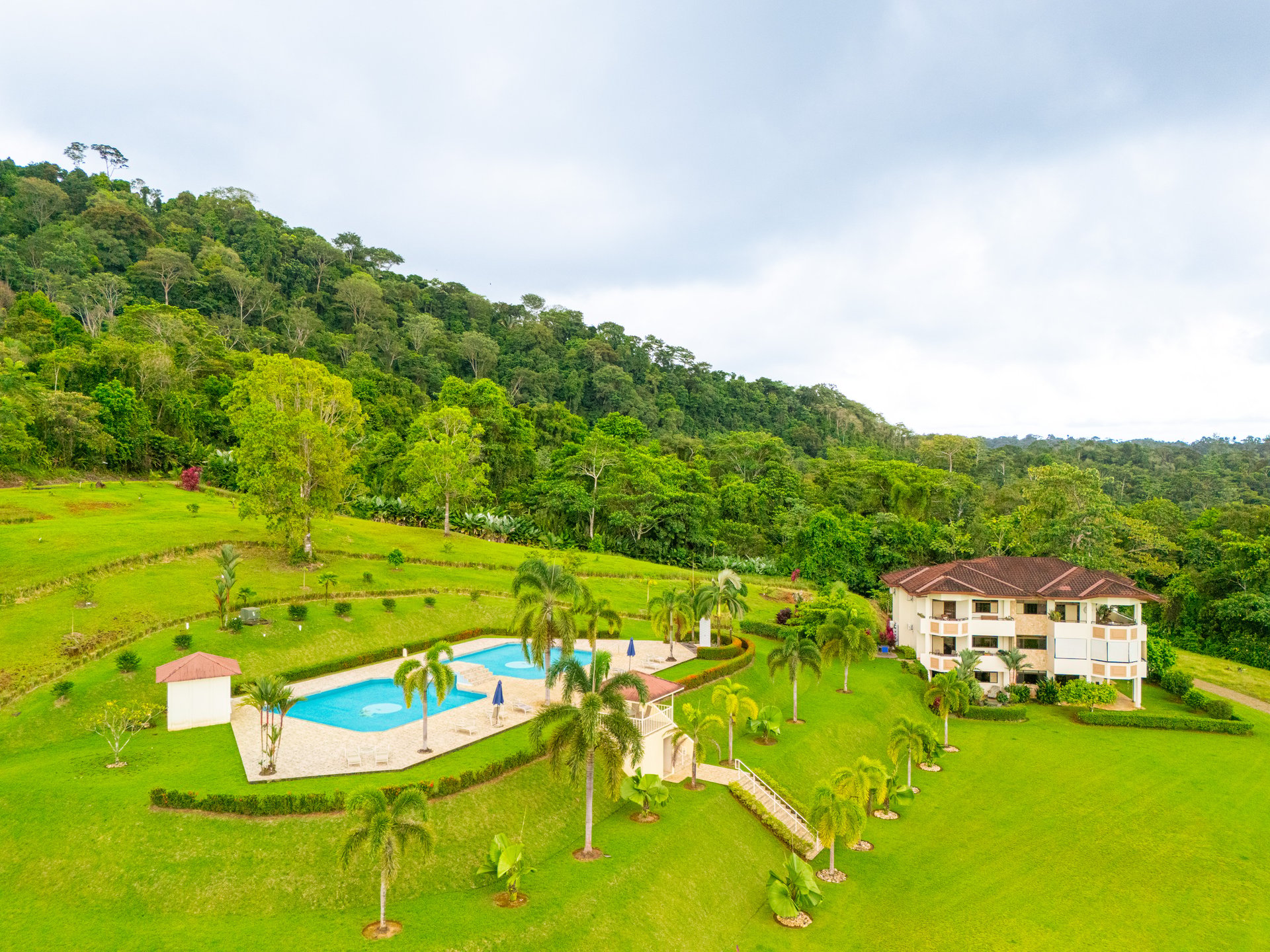 OSA Golf -  2 bed 2 bath Penthouse Condo! With Golf Membership