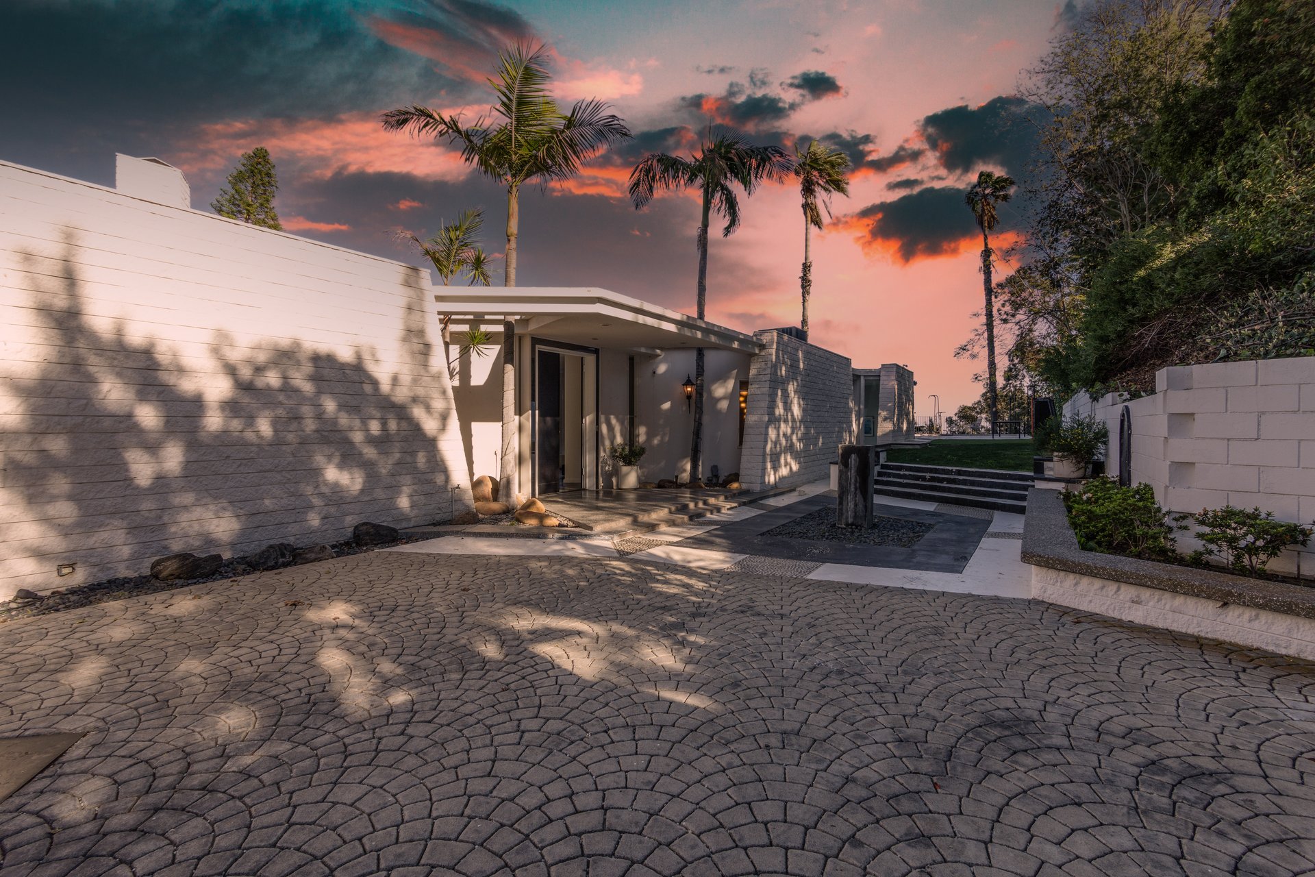 960 Stradella Rd