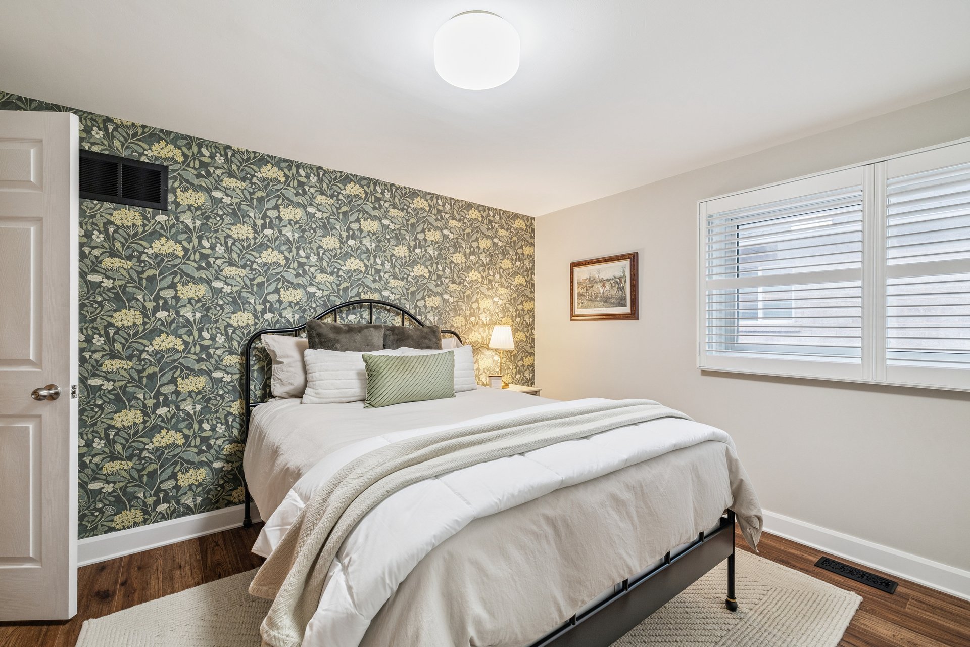 Impressive Home on Ravine Lot in Glen Abbey