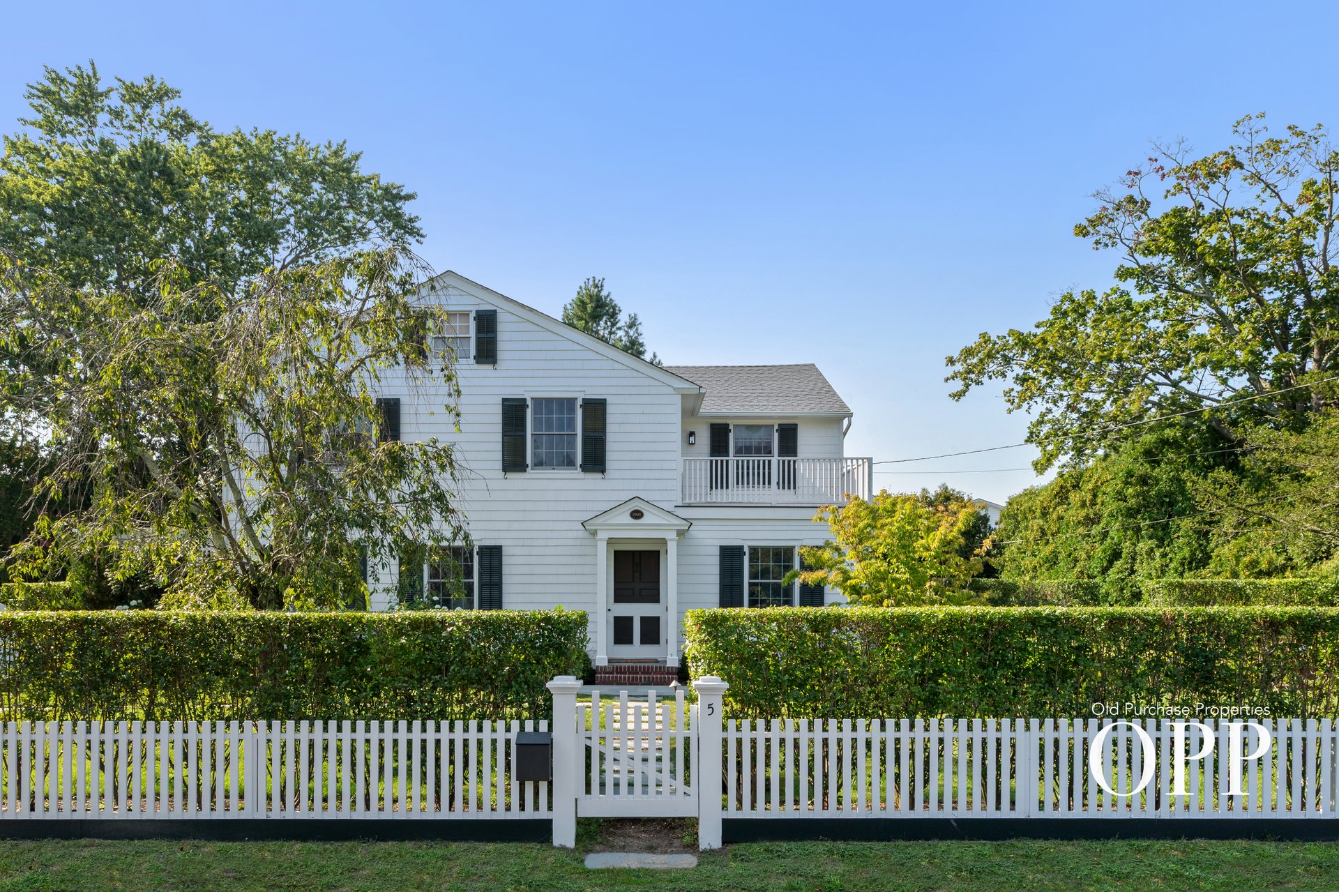 A REFINED BELLPORT RETREAT