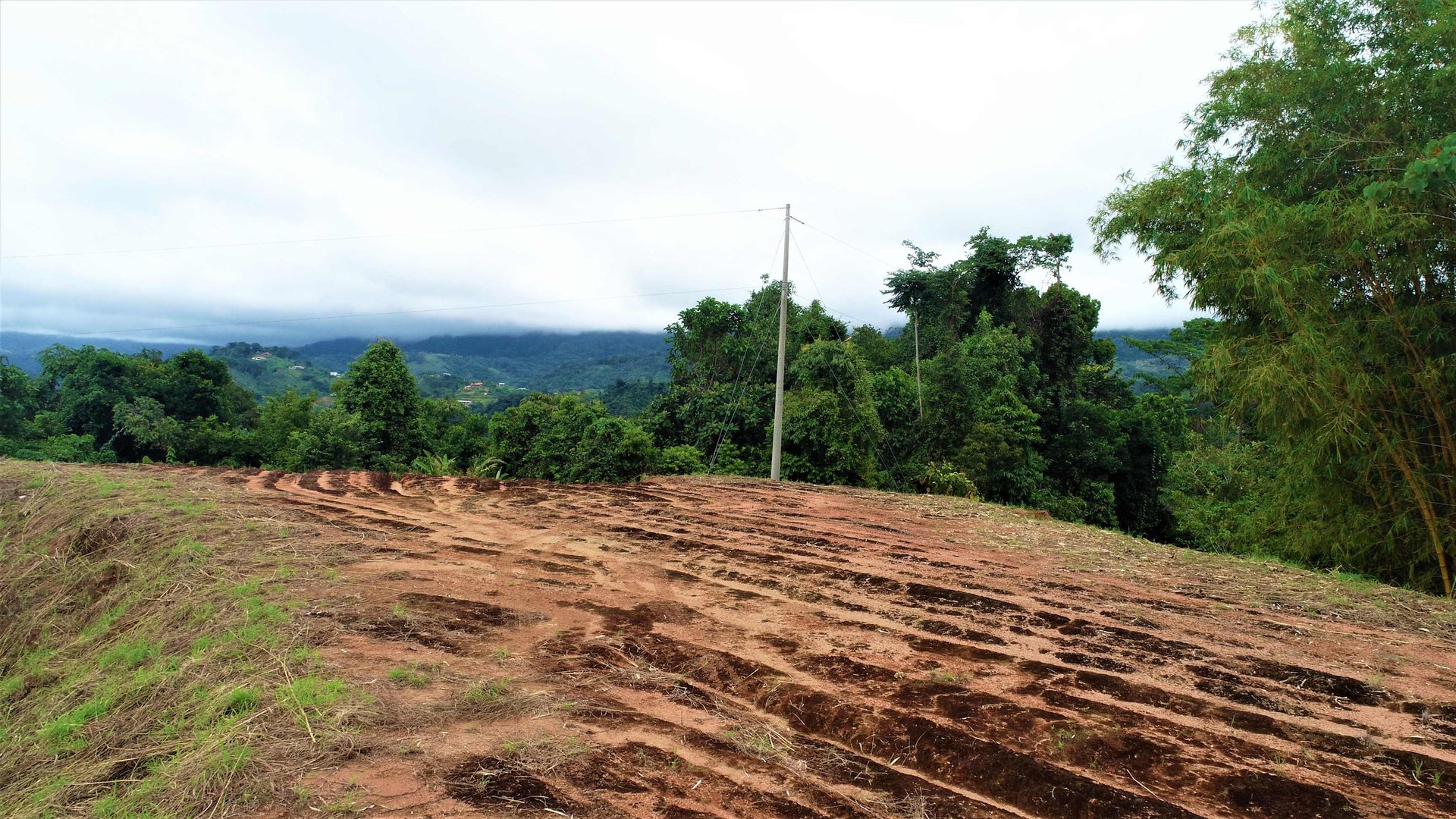 9 acres property with 360 panoramic views and 80m highway frontage