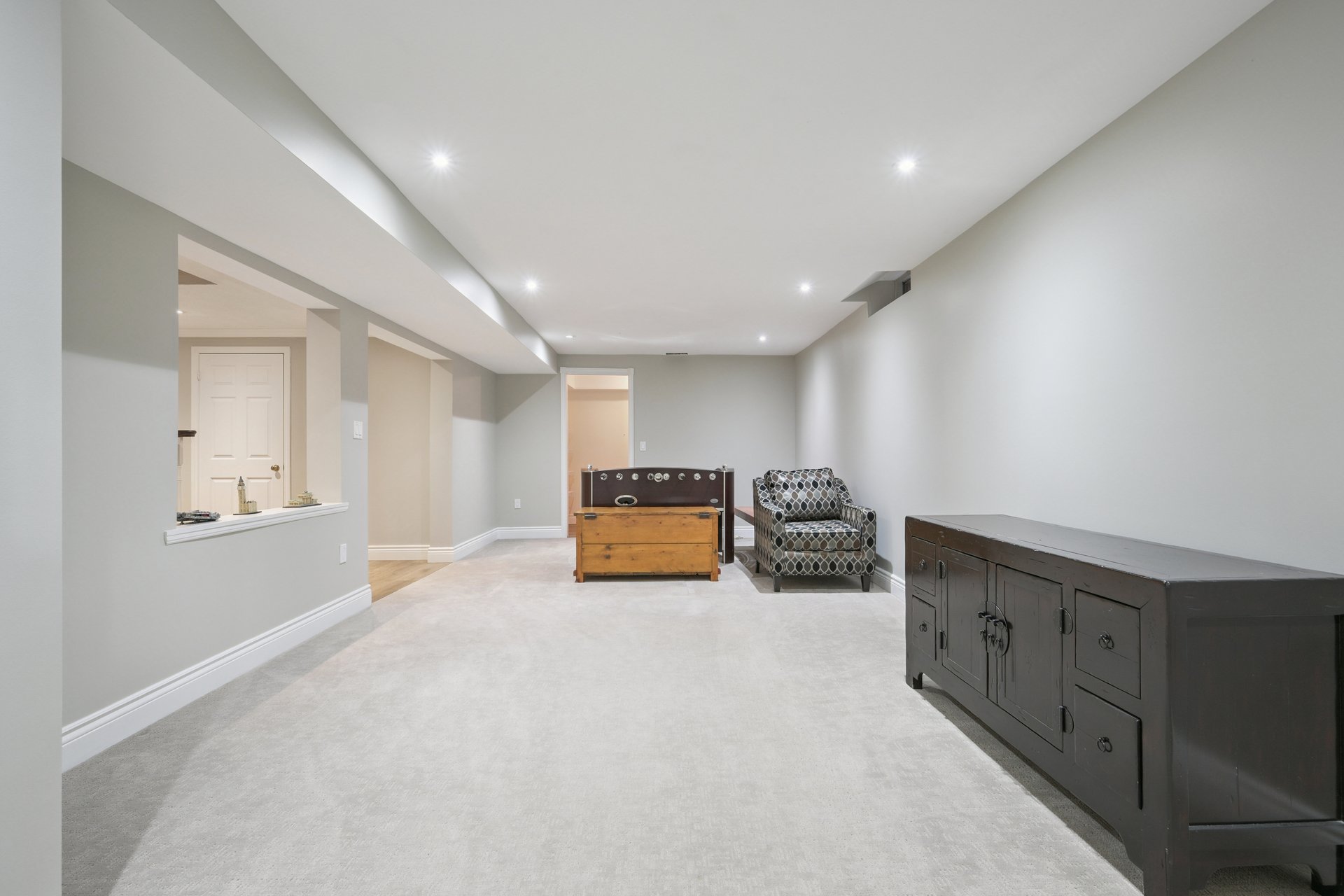 Prestigious Glen Abbey living with a backyard made for summer