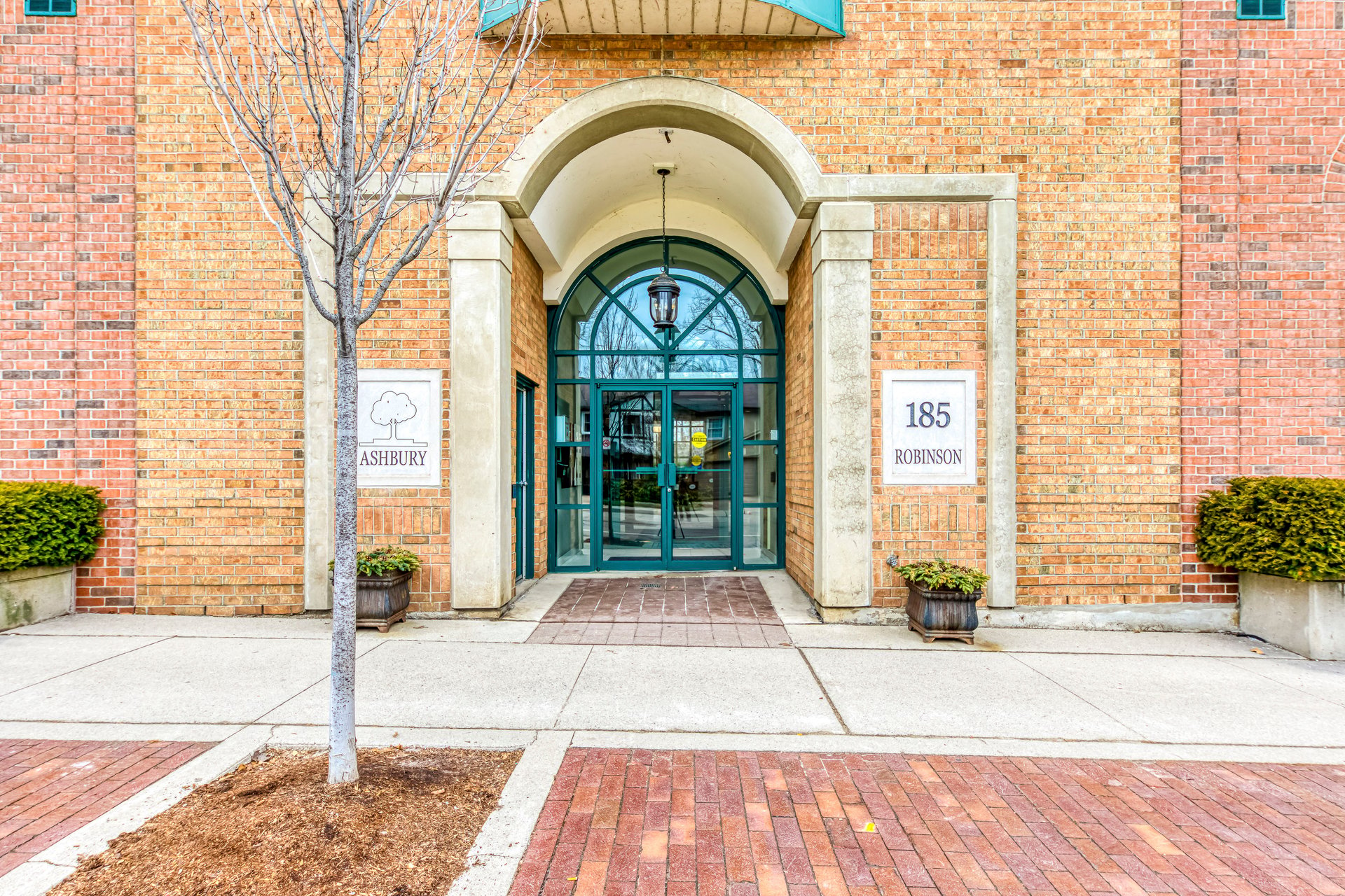 185 Robinson St 205