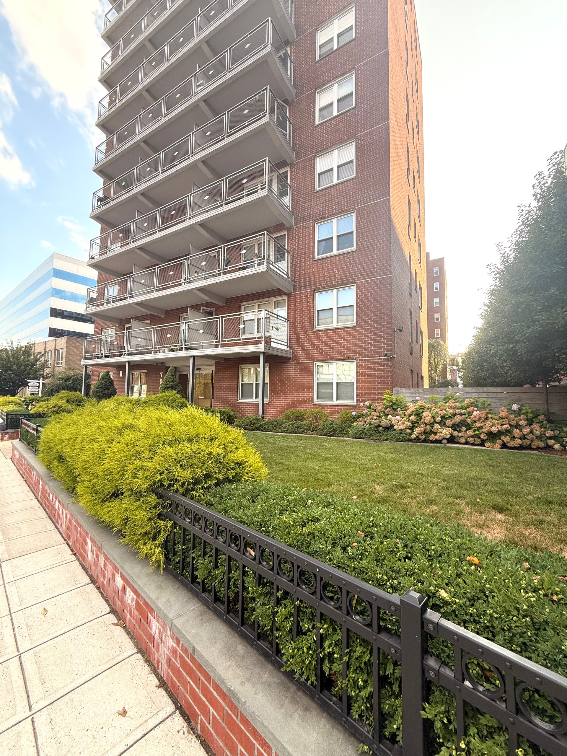  700 Summer St APT 9M
