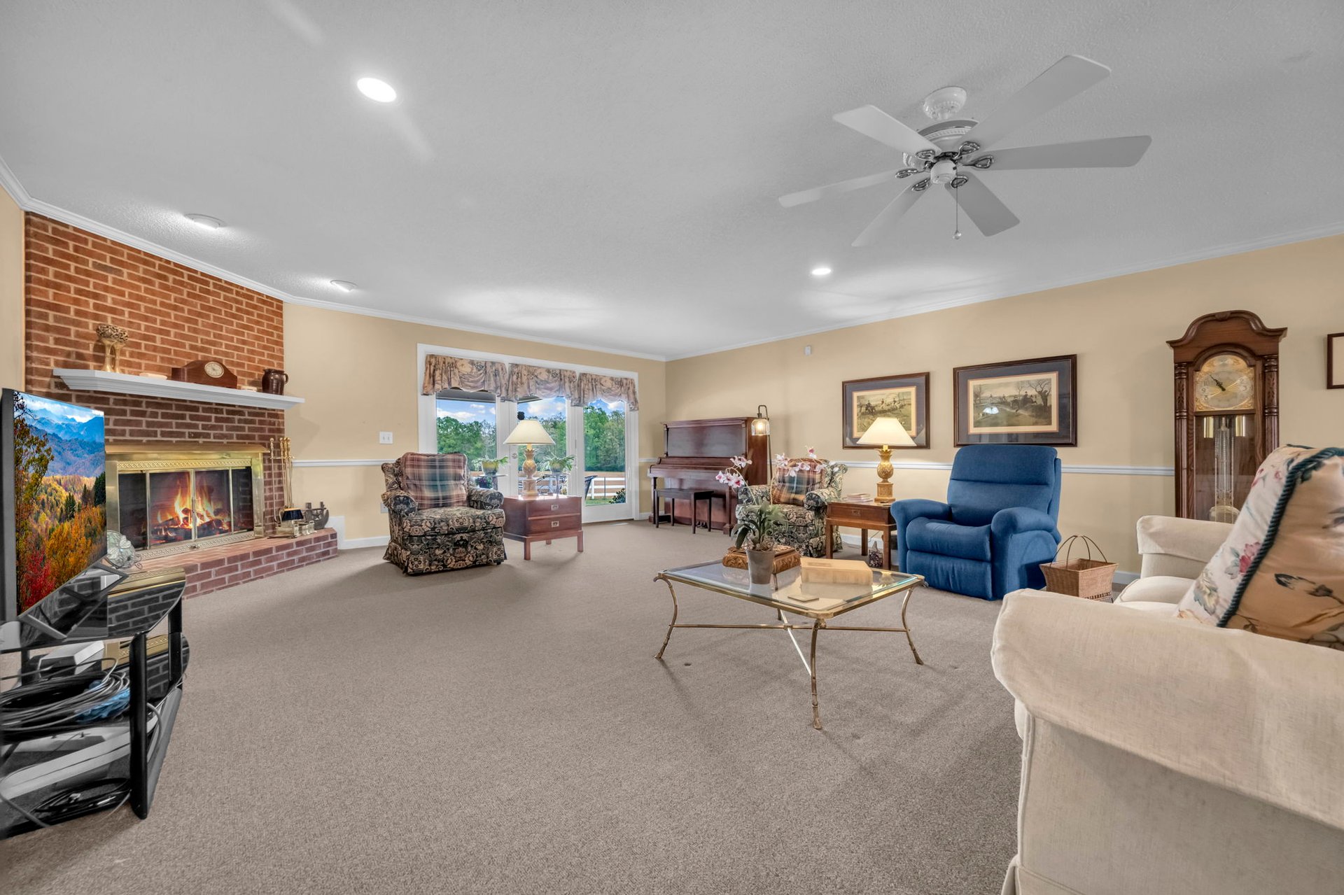 824 N Forest Hills School Rd