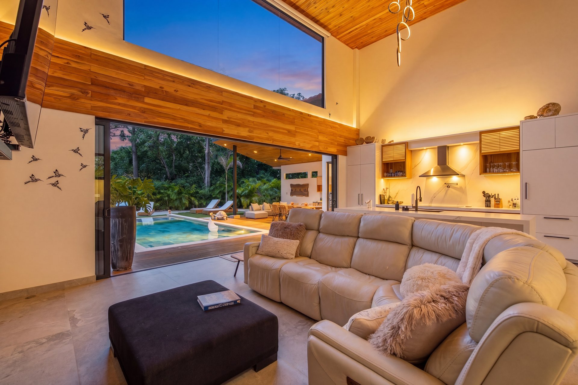 Casa La Ola Perfecta | Luxury 5-Bedroom Home with Pool Near the Beach in Hacienda Pinilla