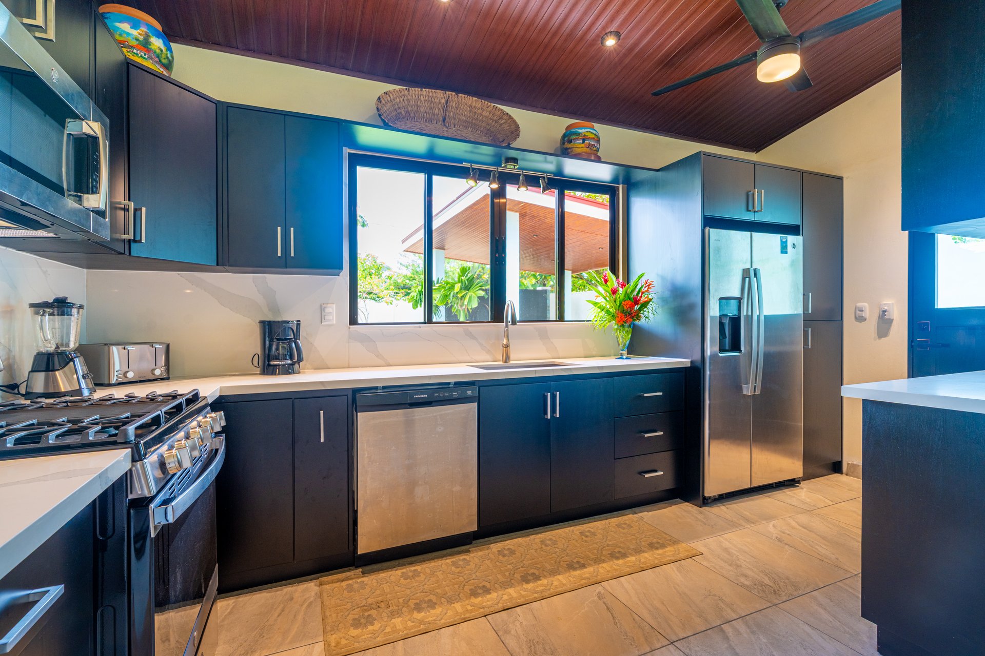 Villa Esmeralda - Big Pool. Big Lot. Big Lifestyle. Central Uvita, Walk to Everything!