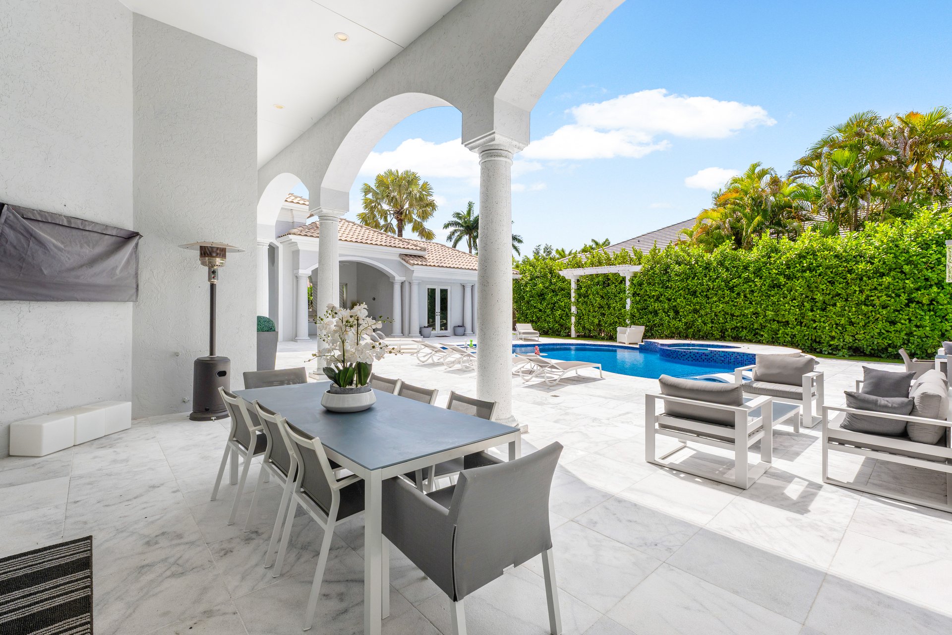 5784 Vintage Oaks Circle