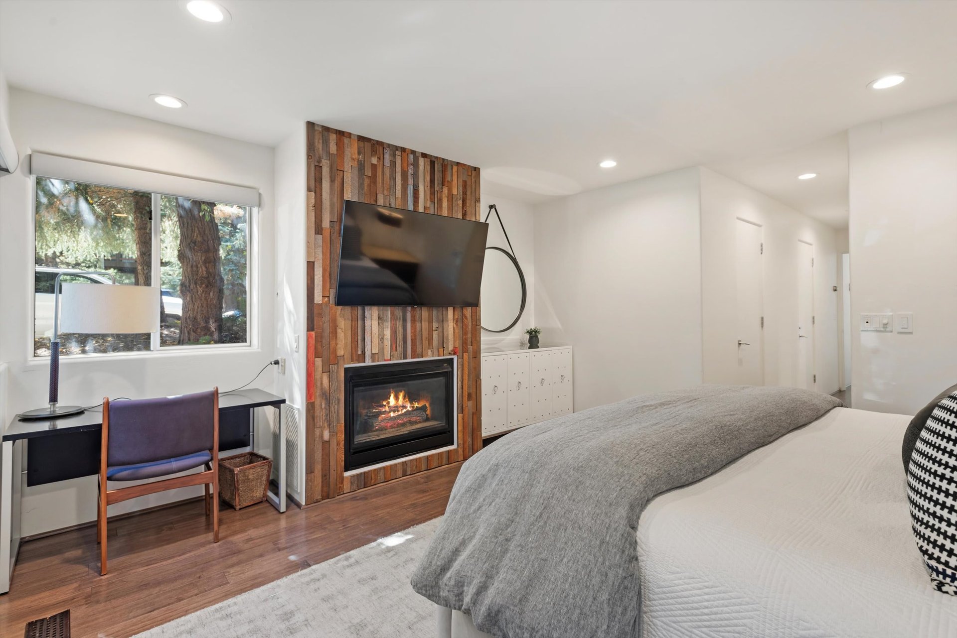 Perfect Aspen Retreat with Mountain Views and Walkable Convenience