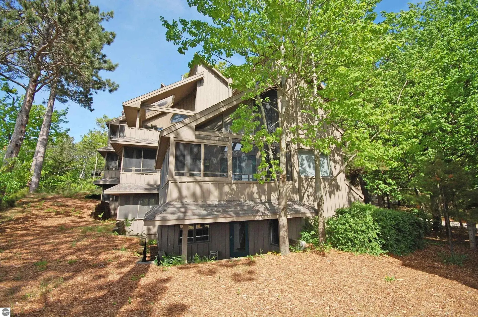 64 Hawks Nest St