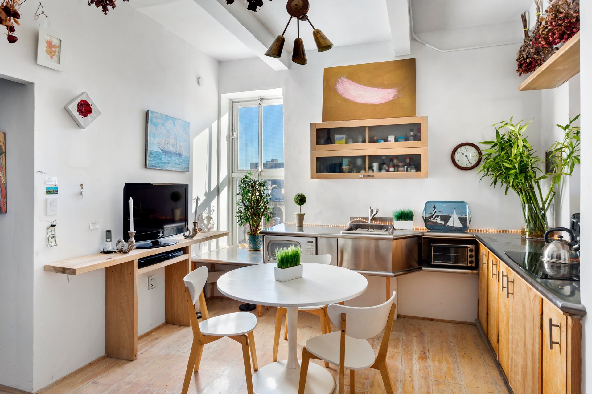 Sunny Full Floor Loft