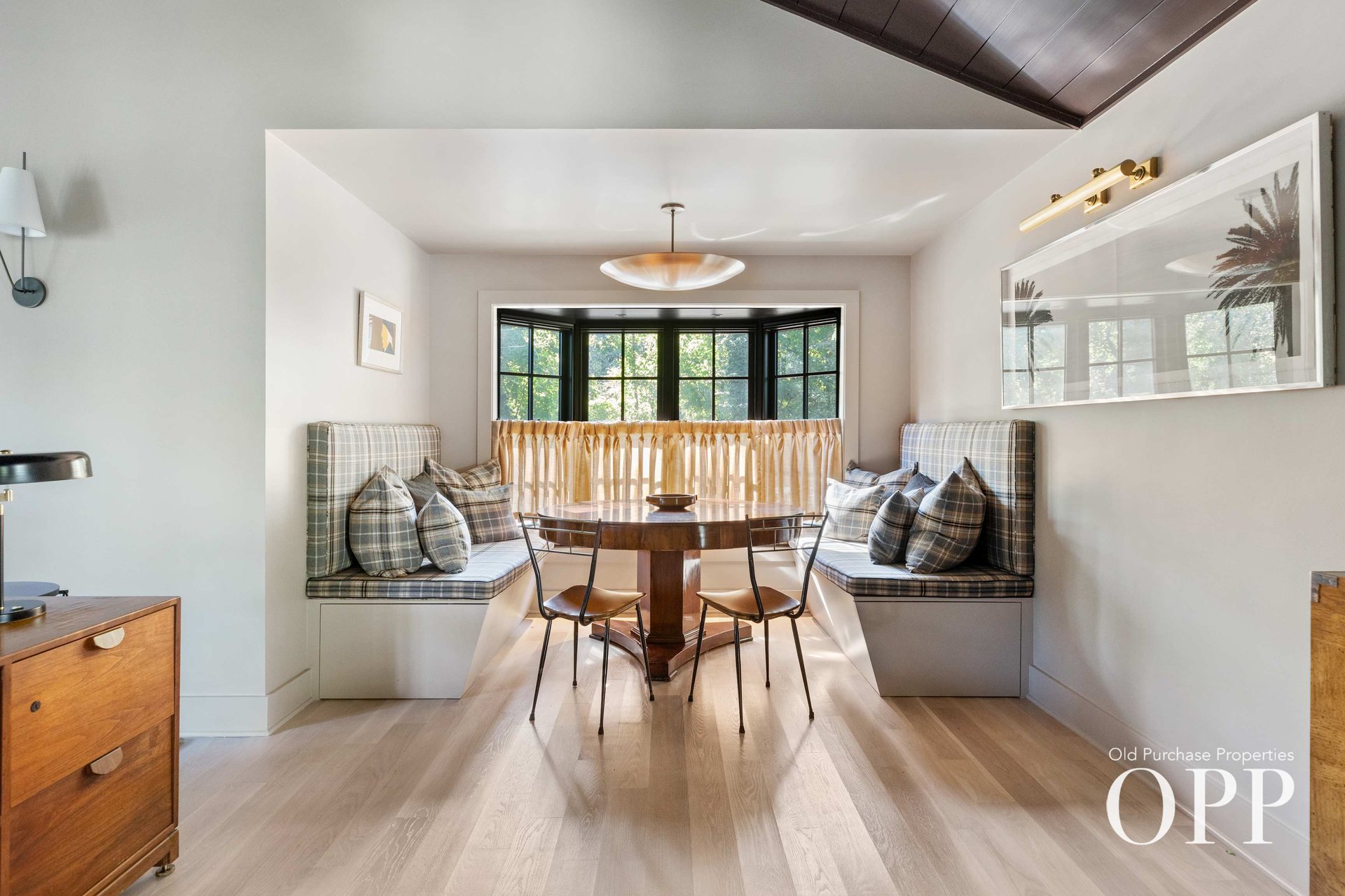 CHIC LIVING AWAITS