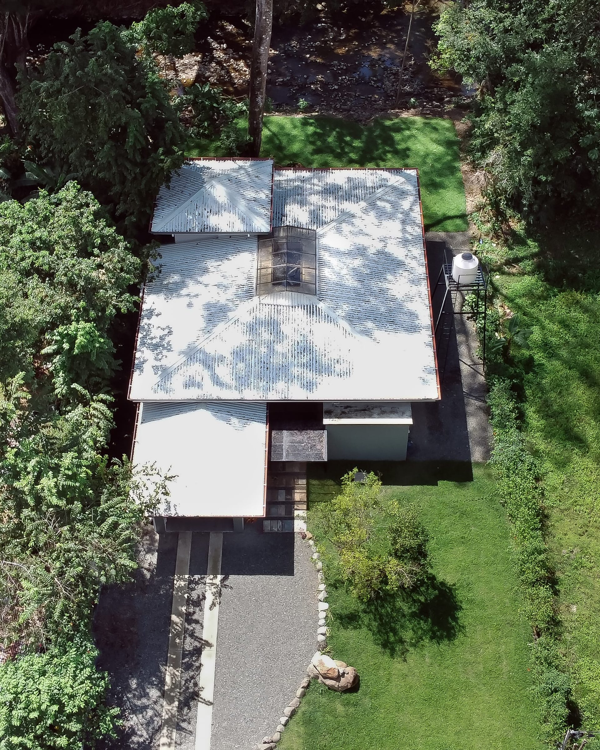 BRAND NEW 3-bedroom home, 5 minutes to Dominical Beach.