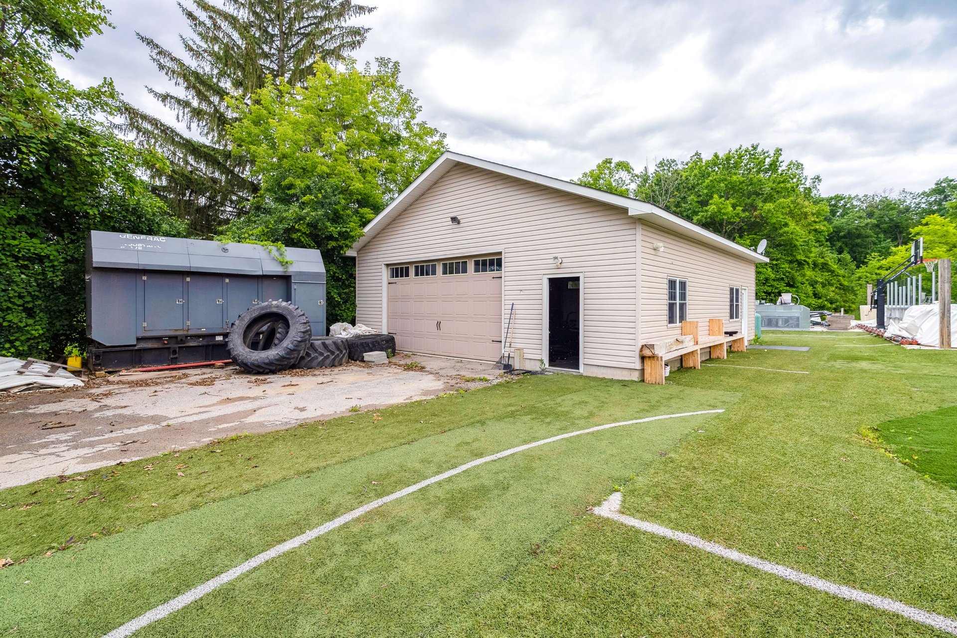 Country Living in Oakville with development opportunities!