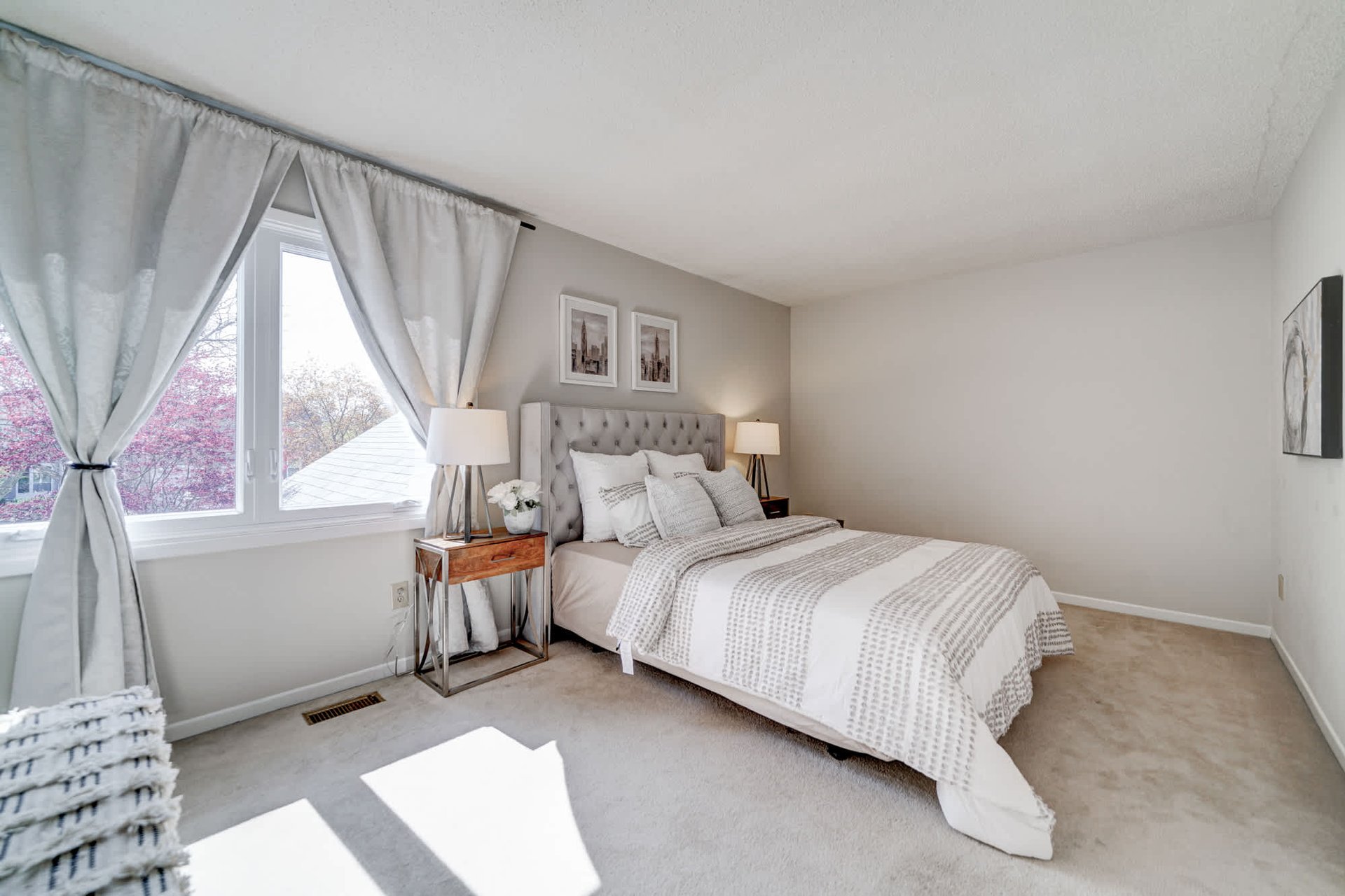 1087 Runnymead Cres