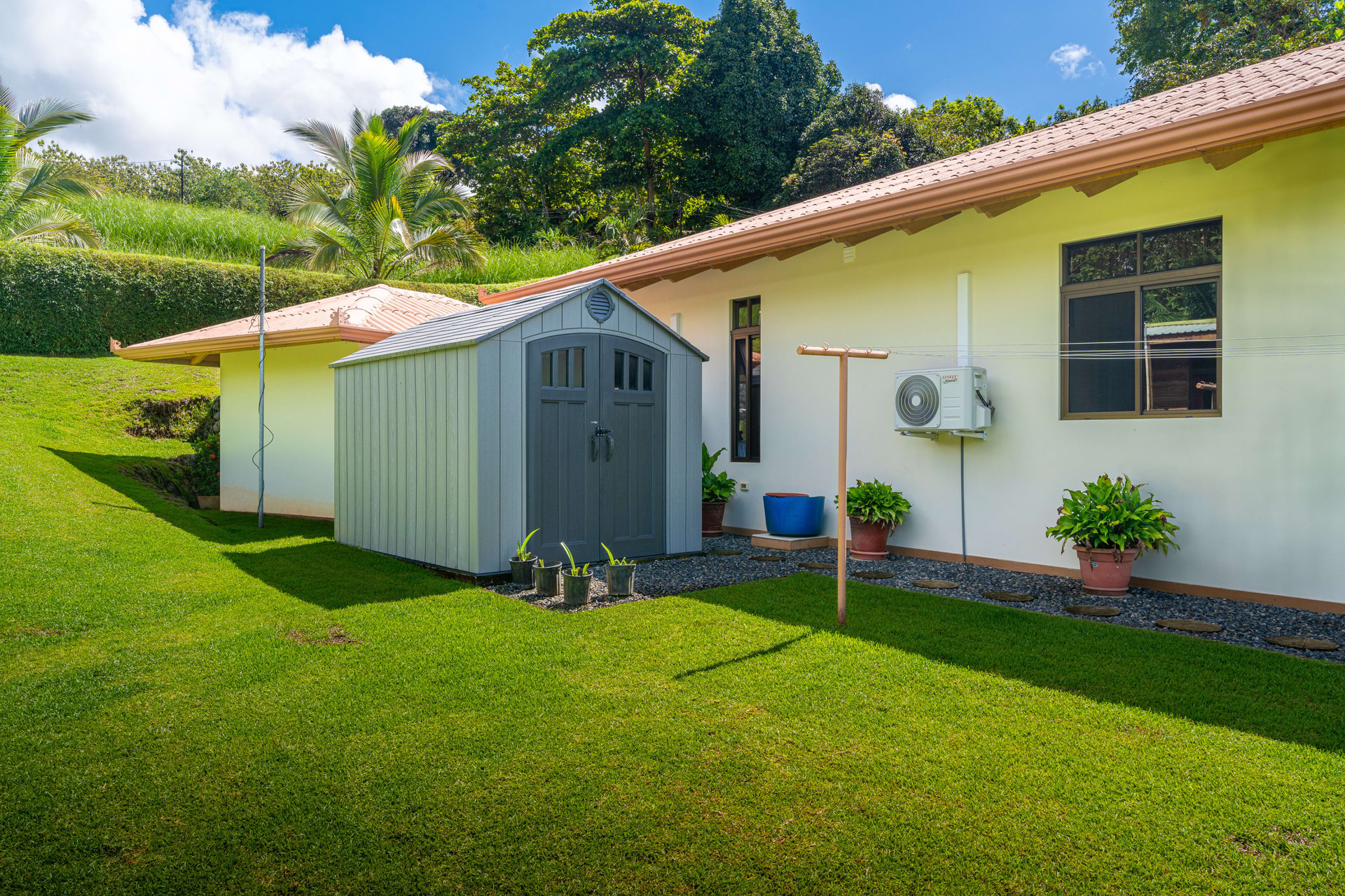 La Palma Custom Build 3 bedroom 2 bath - Prestine Condition