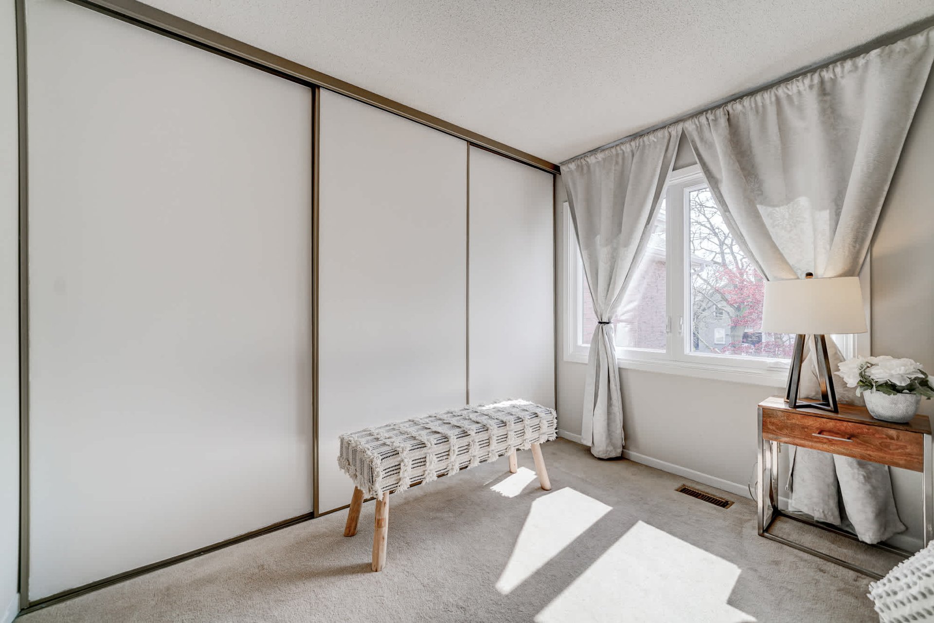 1087 Runnymead Cres