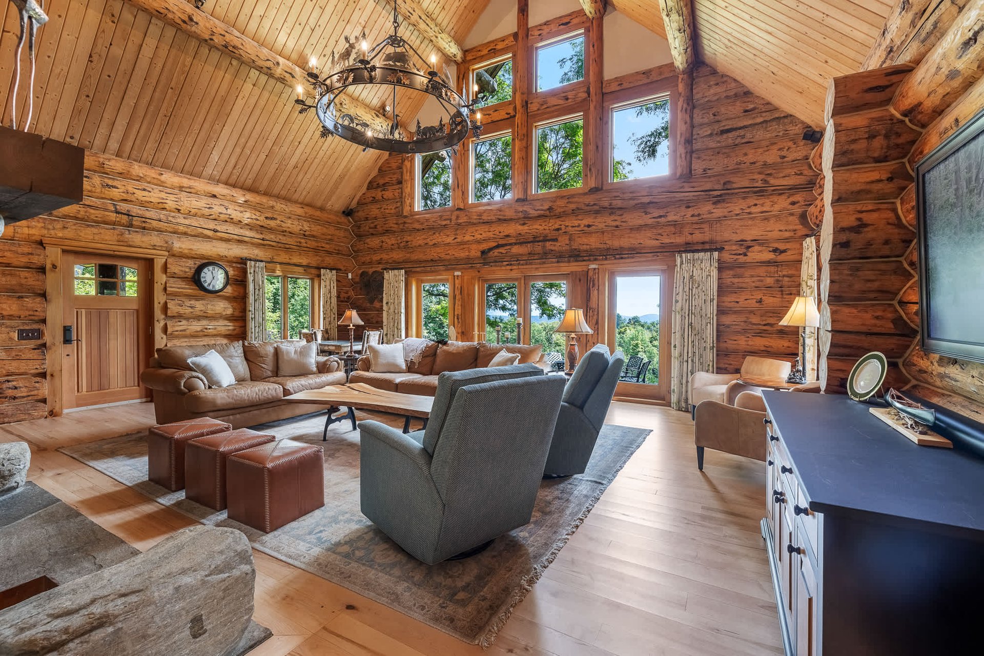Exclusive Mountain Log Home - Monthly Rental Avail.