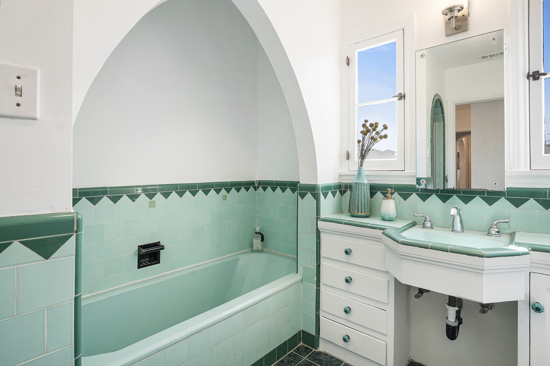 Beautiful Spanish Trophy Duplex in Wilshire Vista