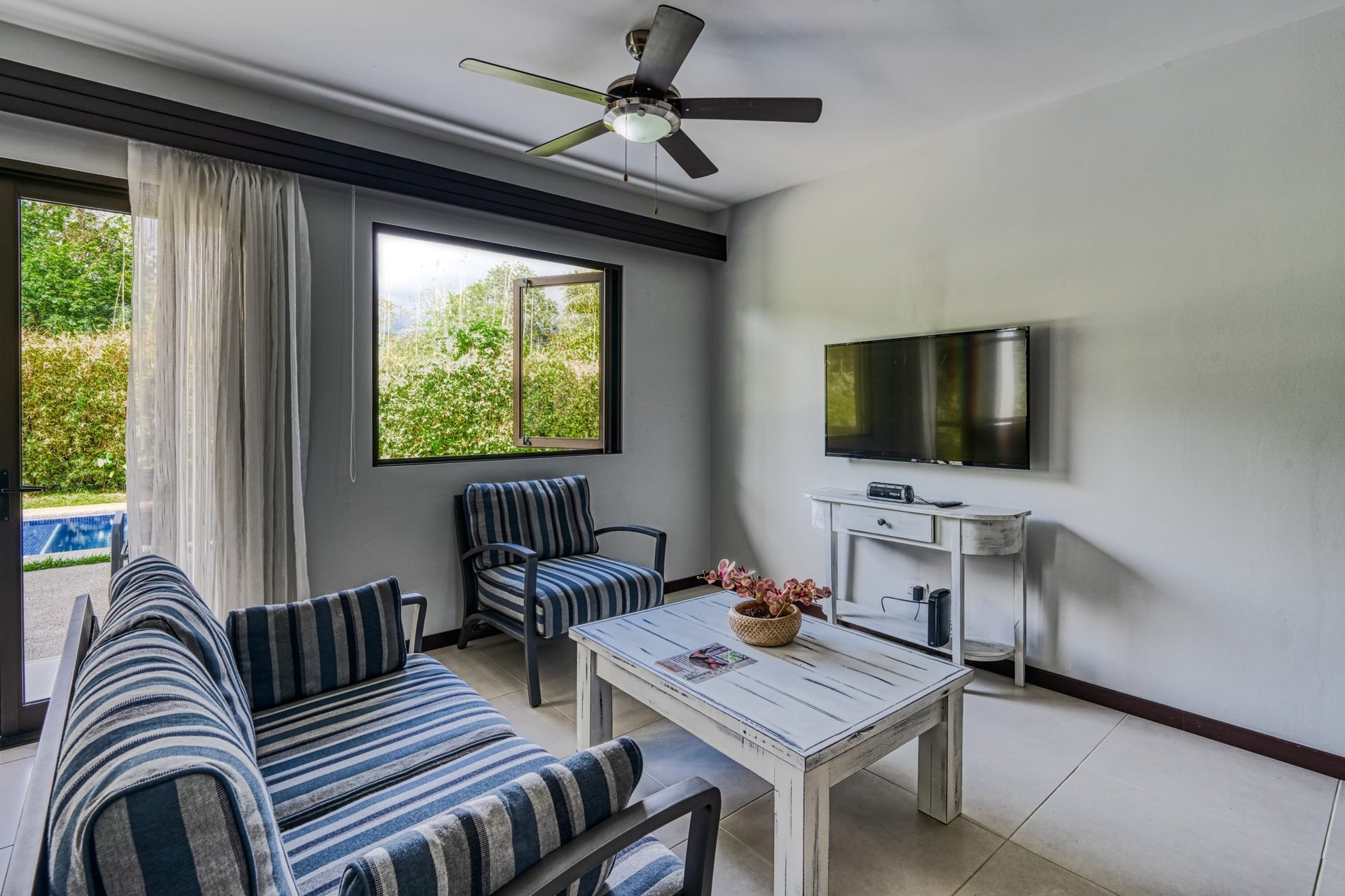 3 BEDROOM MODERN HOME WITH POOL WALKING DISTANCE TO EVERYTHING IN UVITA