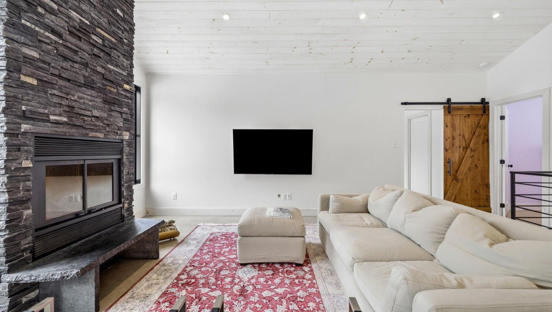 Contemporary Retreat Between Sky and Forest