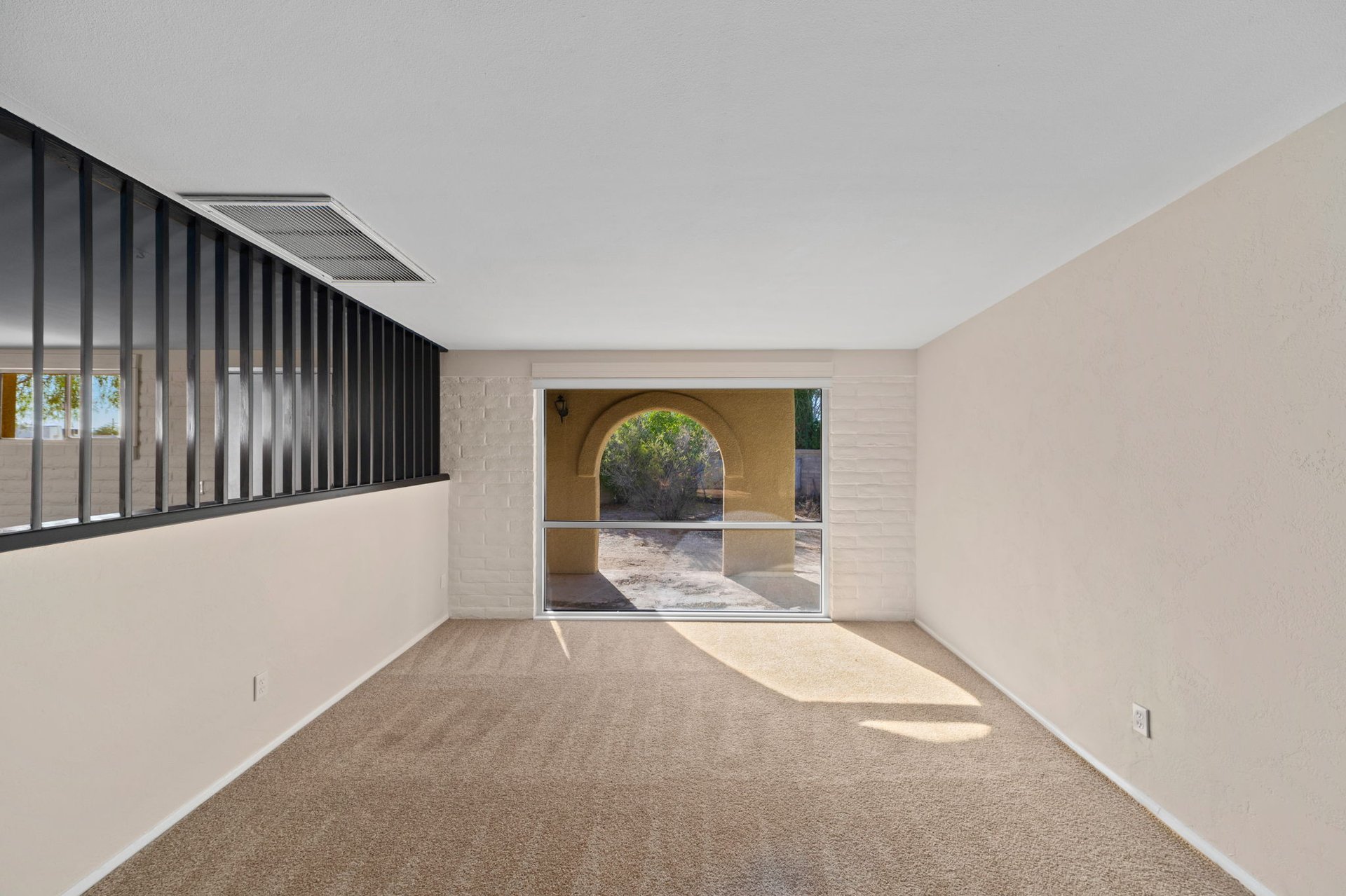 2540 S Marianne