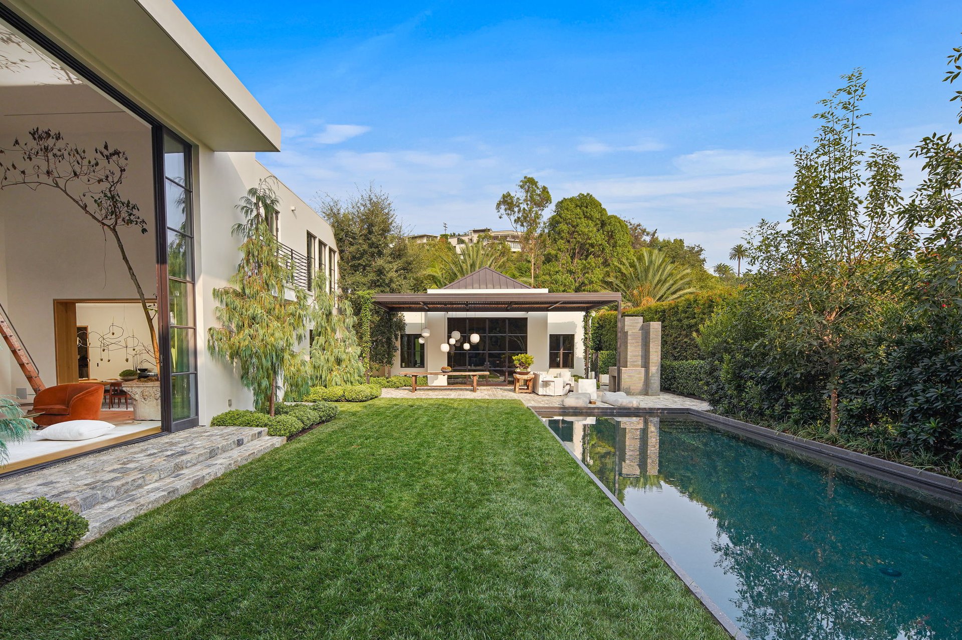 1375 N DOHENY DR