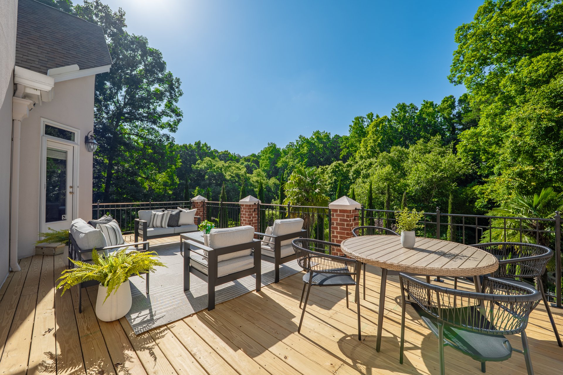 1055 Hedgerose Lane