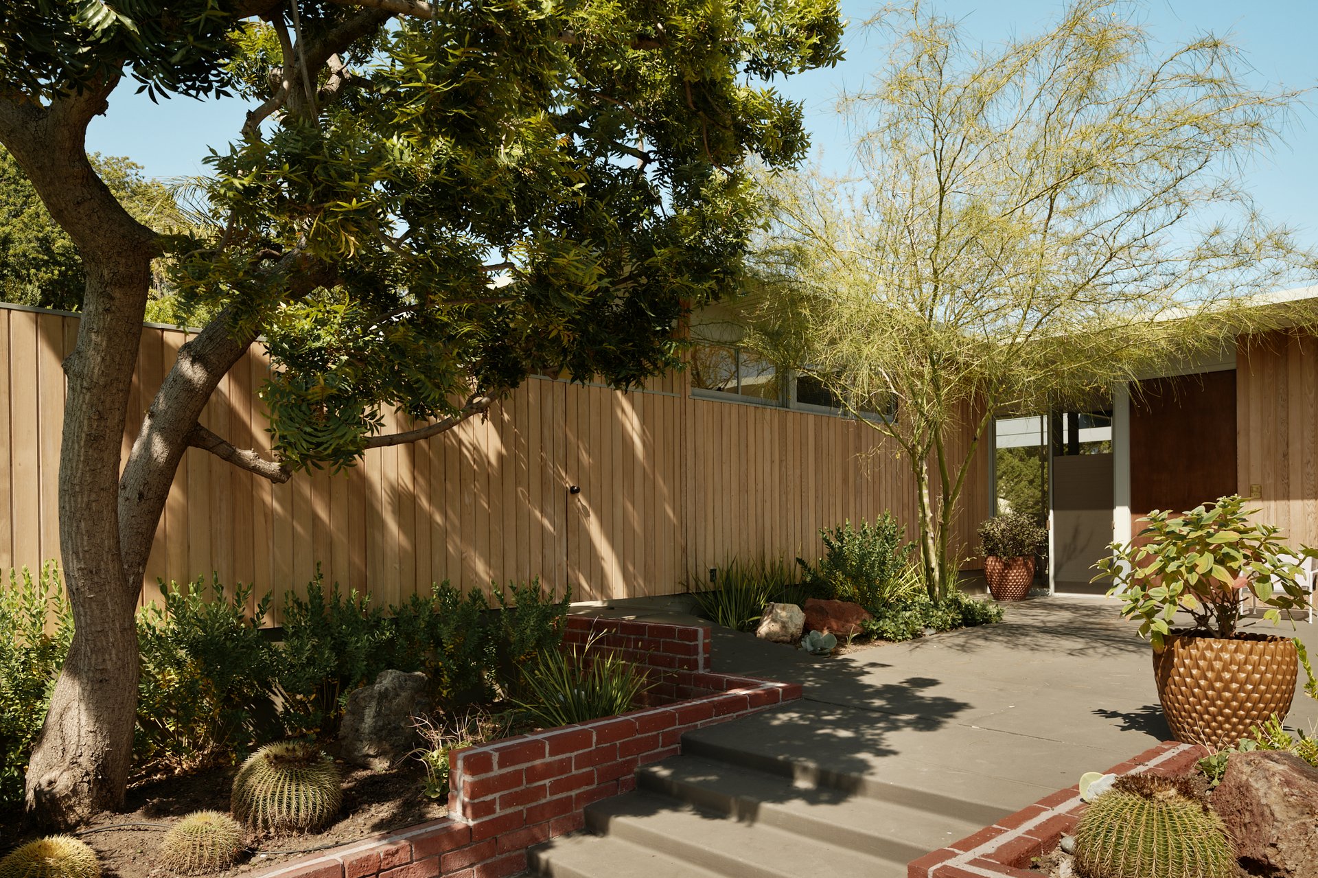 1035 Summit Dr, Beverly Hills 