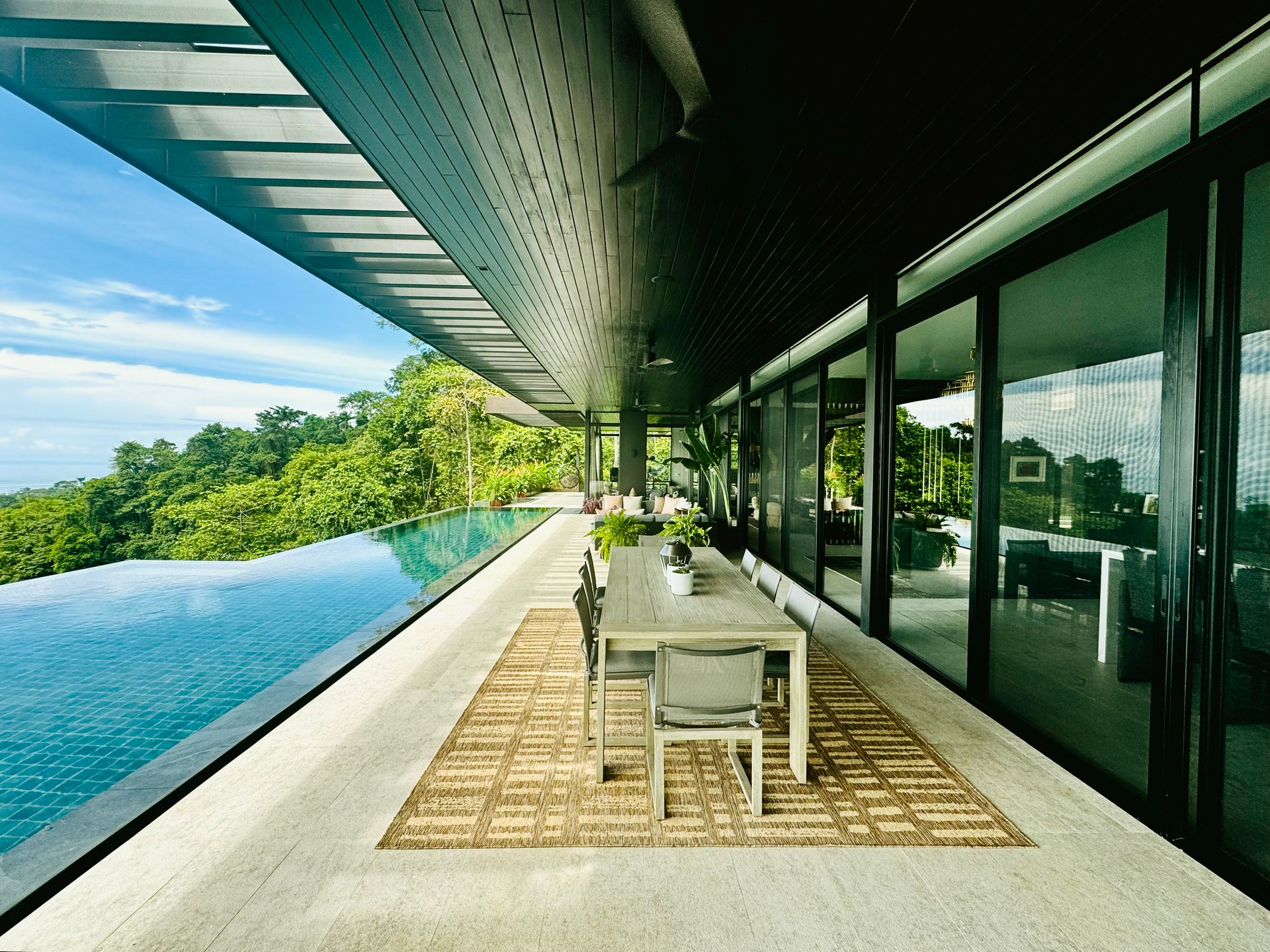 Uvita Black House