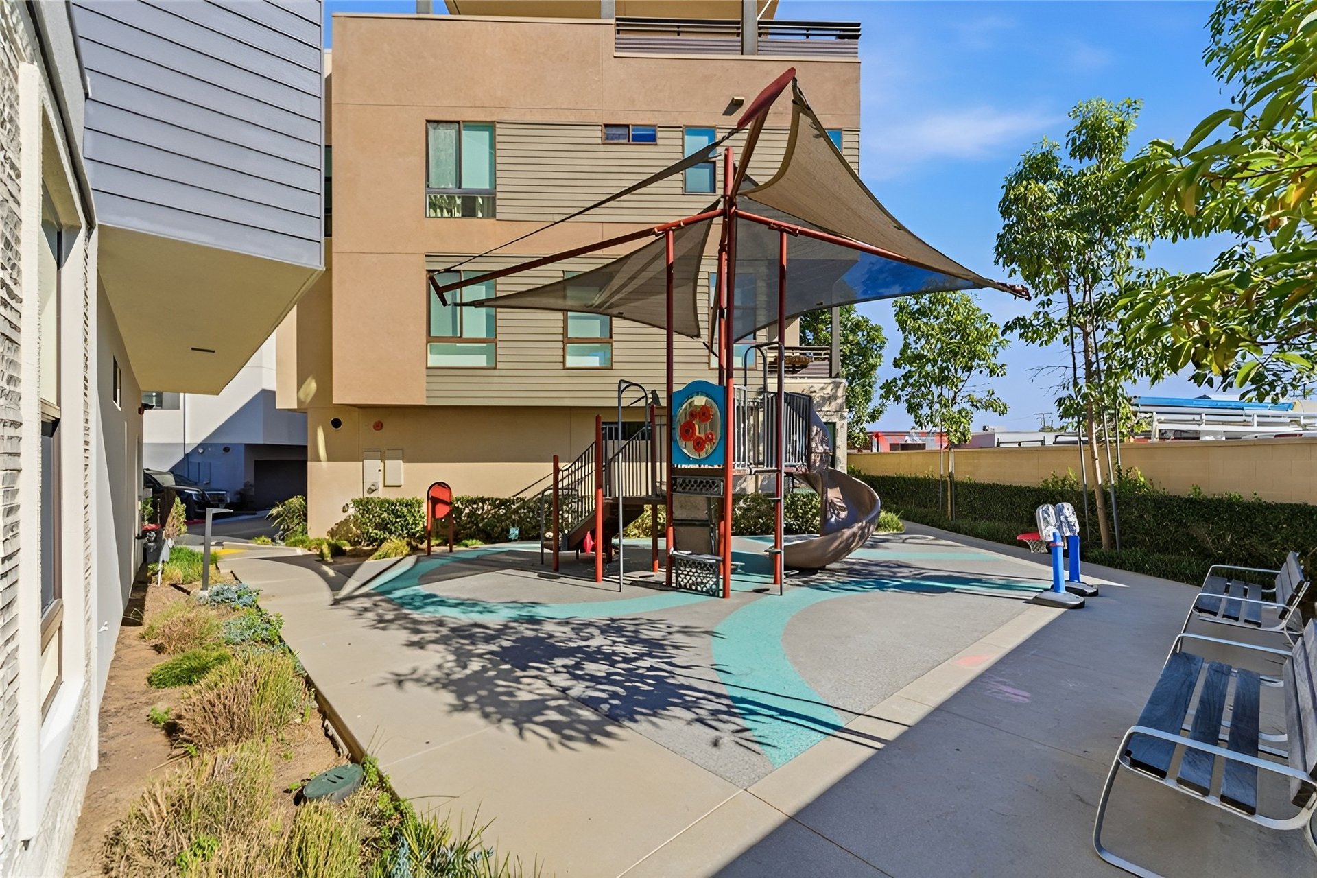 669 W 17th