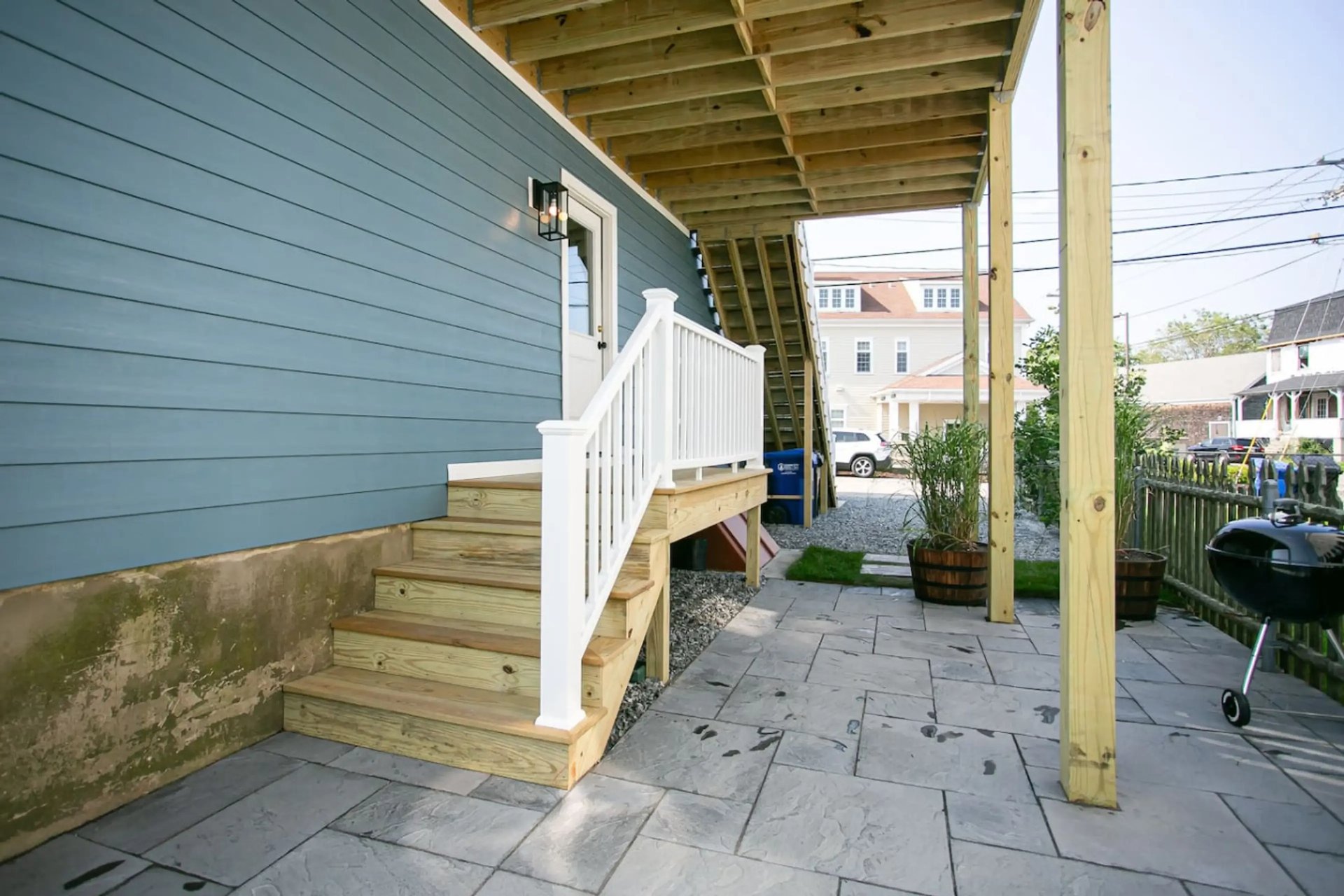 First Floor Apartment Near the Cliff Walk and More
