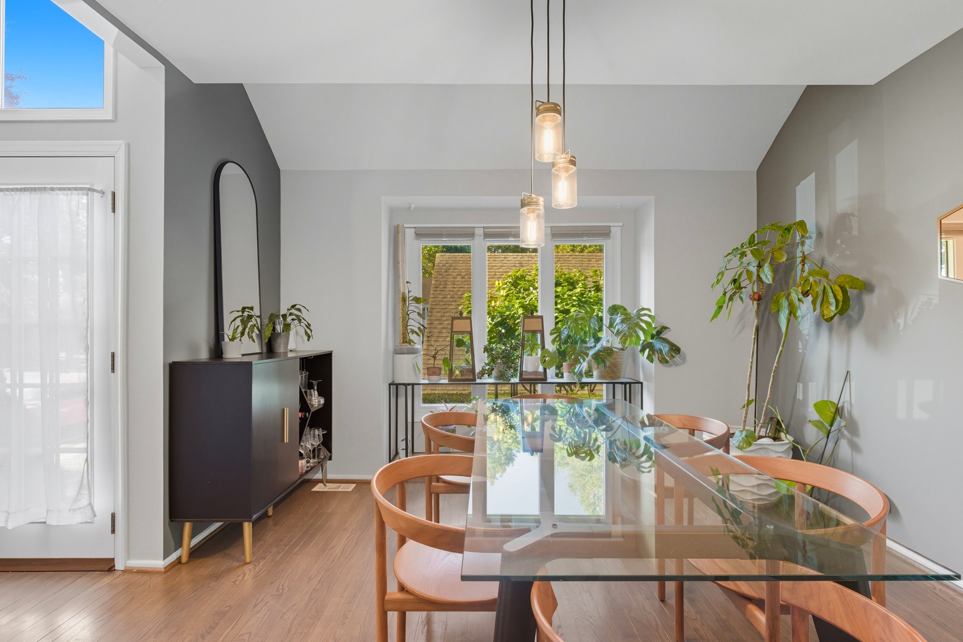 Turnkey 2 Bed Townhome plus Den & Designer Finishes 