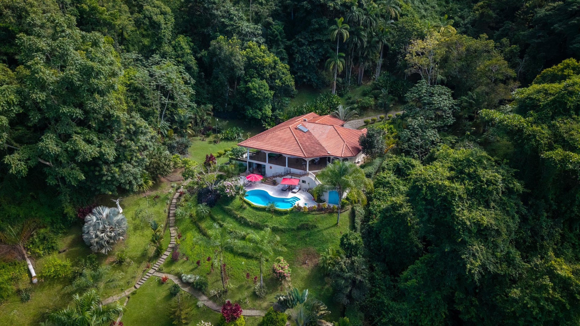 CASA ORQUIDEA – LUXURY HOME WITH OCEAN VIEWS IN GATED COMMUNITY