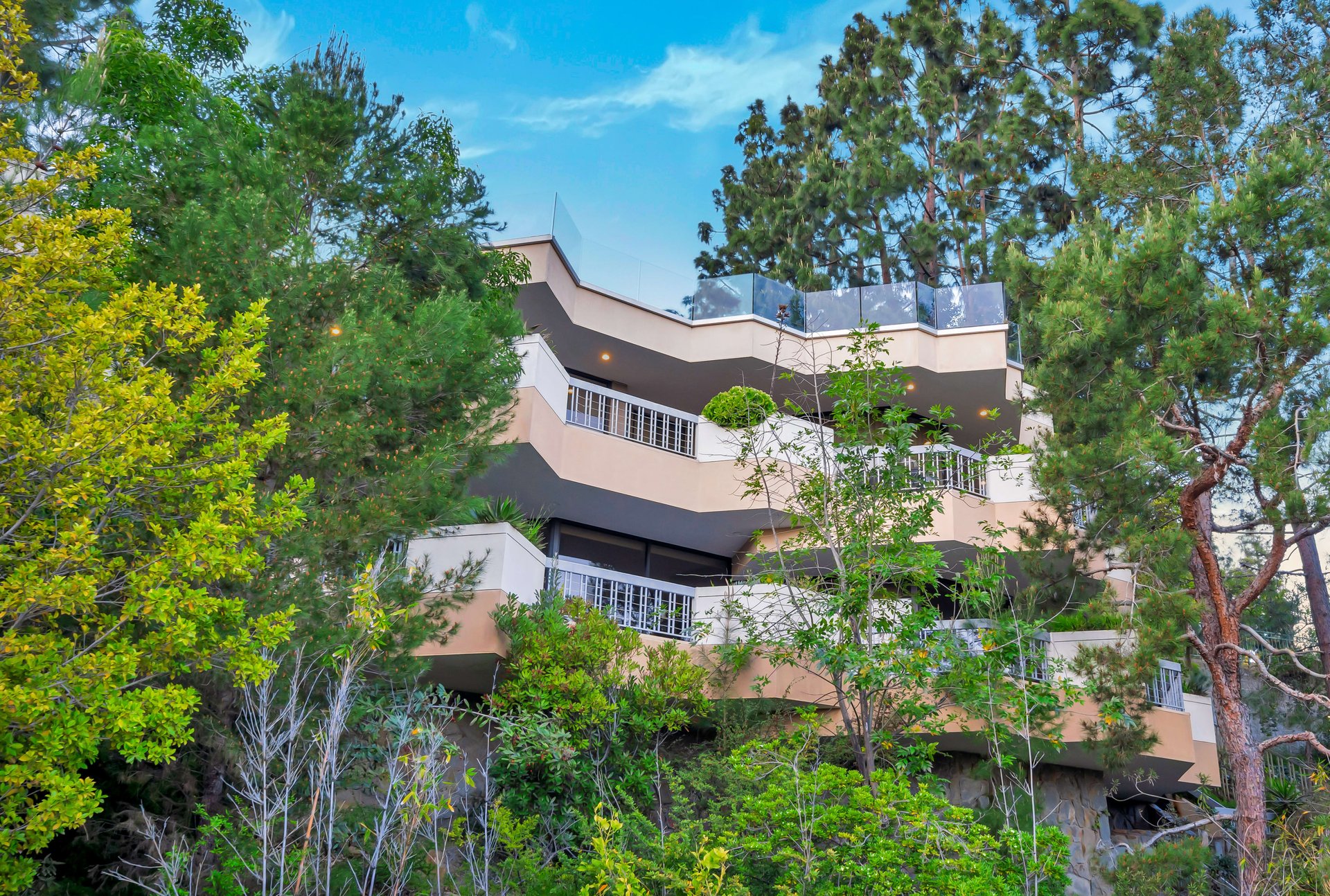 Trousdale Hideaway 🛰️