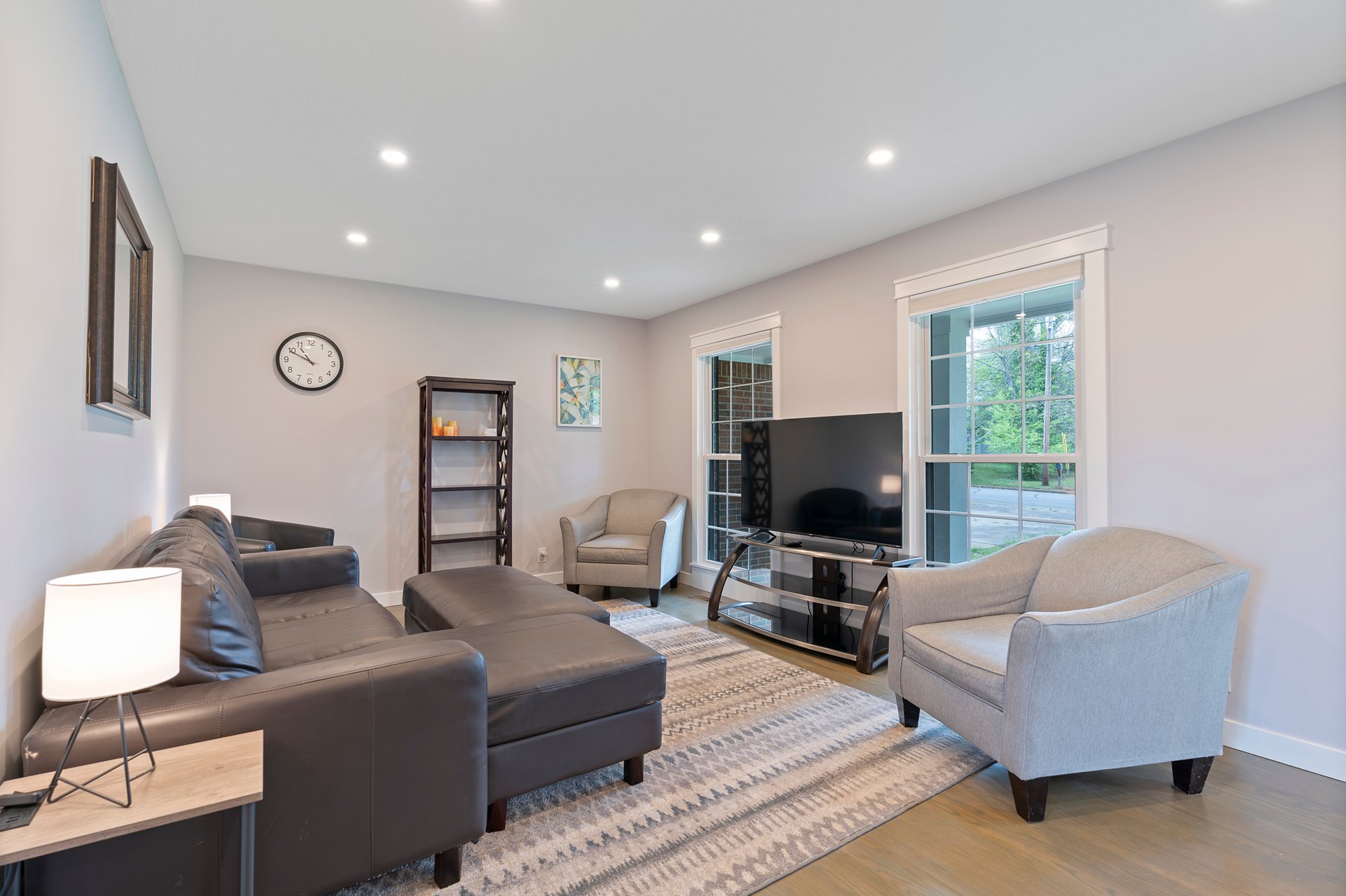 MODERN FURNISHED HOME - NEAR UAH!