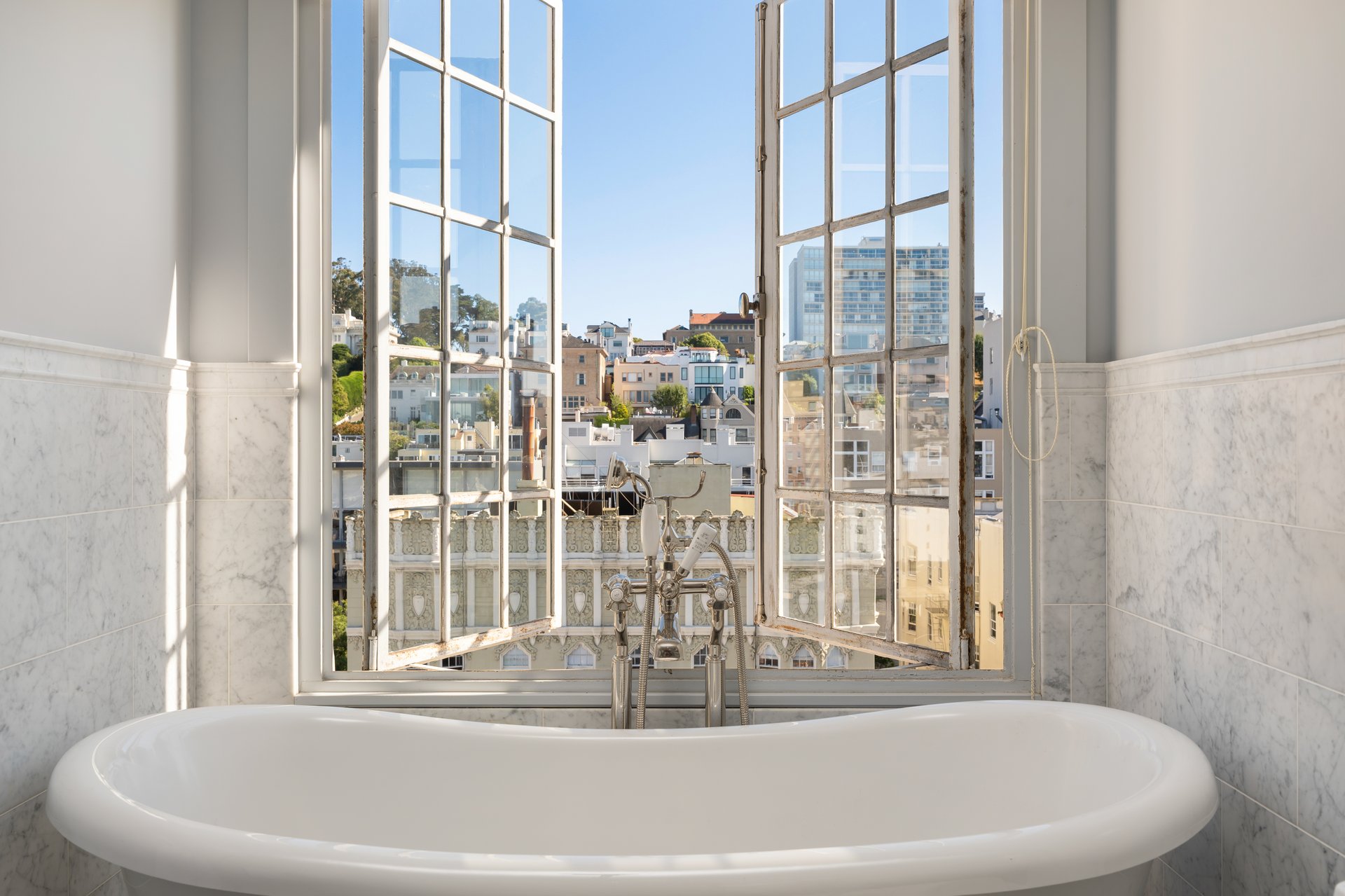 Majestic Pacific Heights View Apartment
