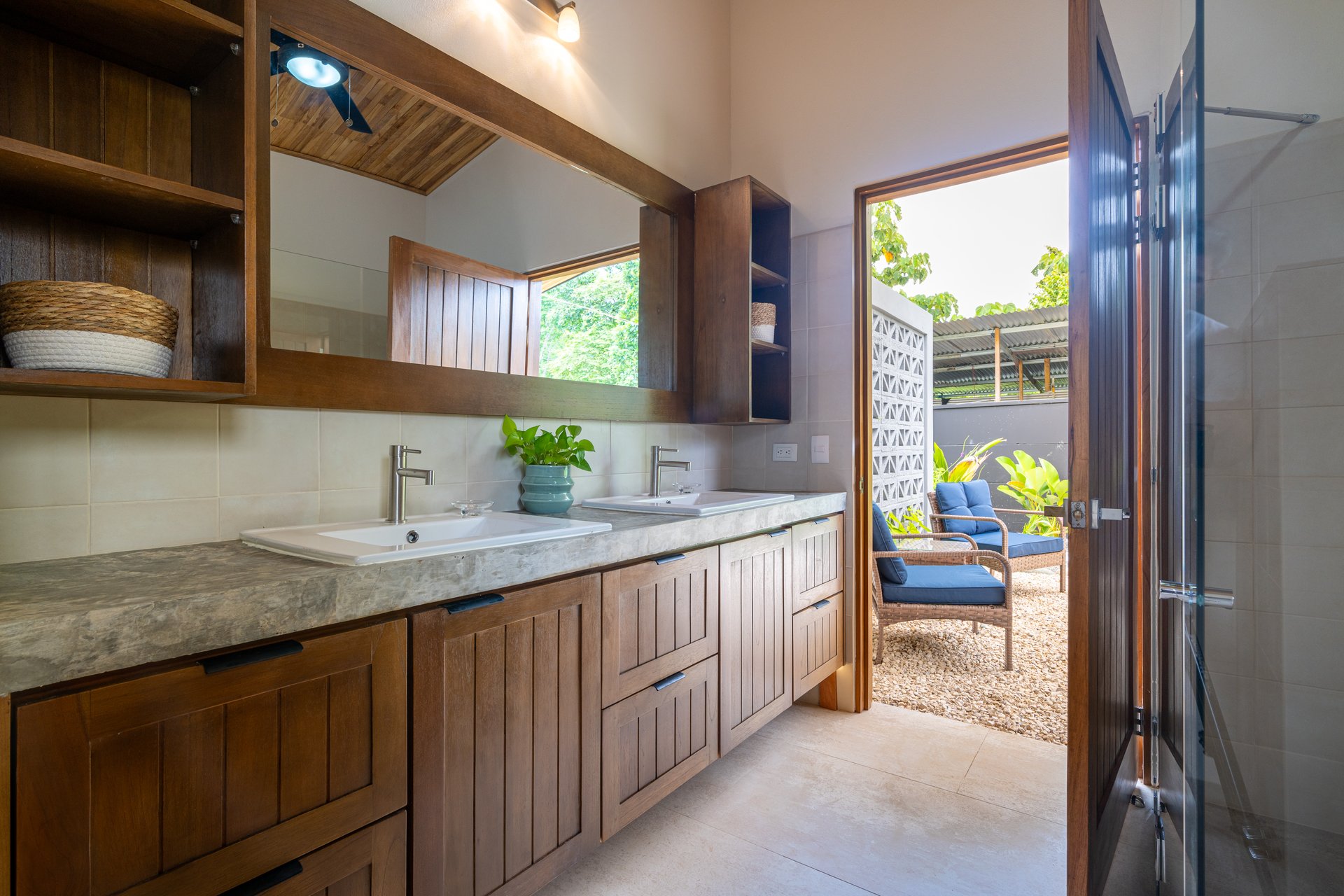 Uvita Tropical Urban Home, New Quality Build!