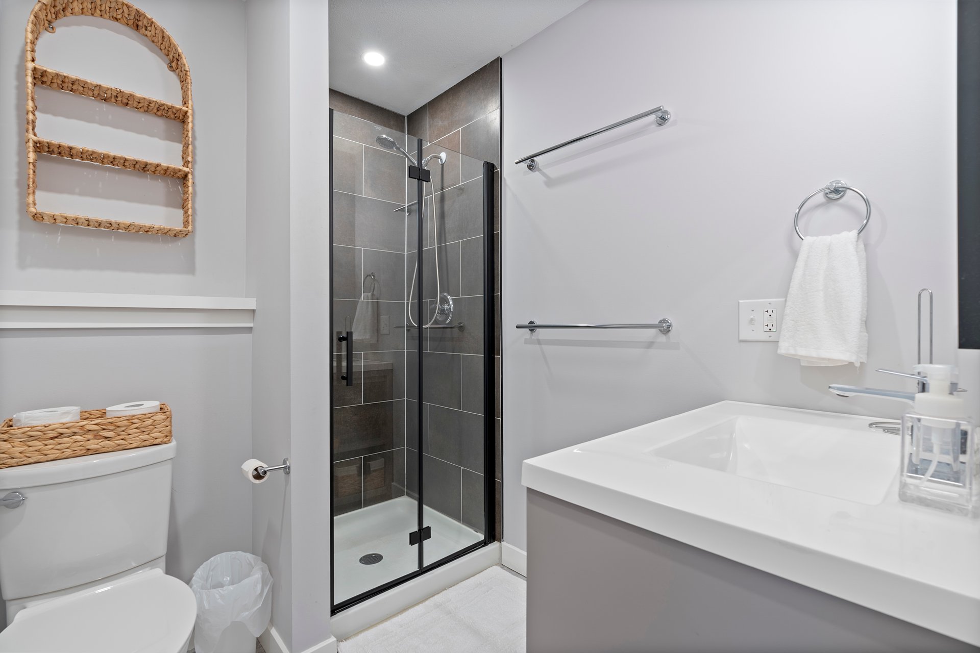 MODERN FURNISHED HOME - NEAR UAH!