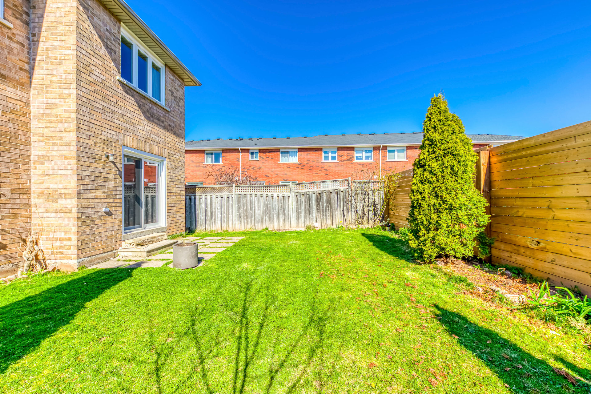 2193 Pell Cres
