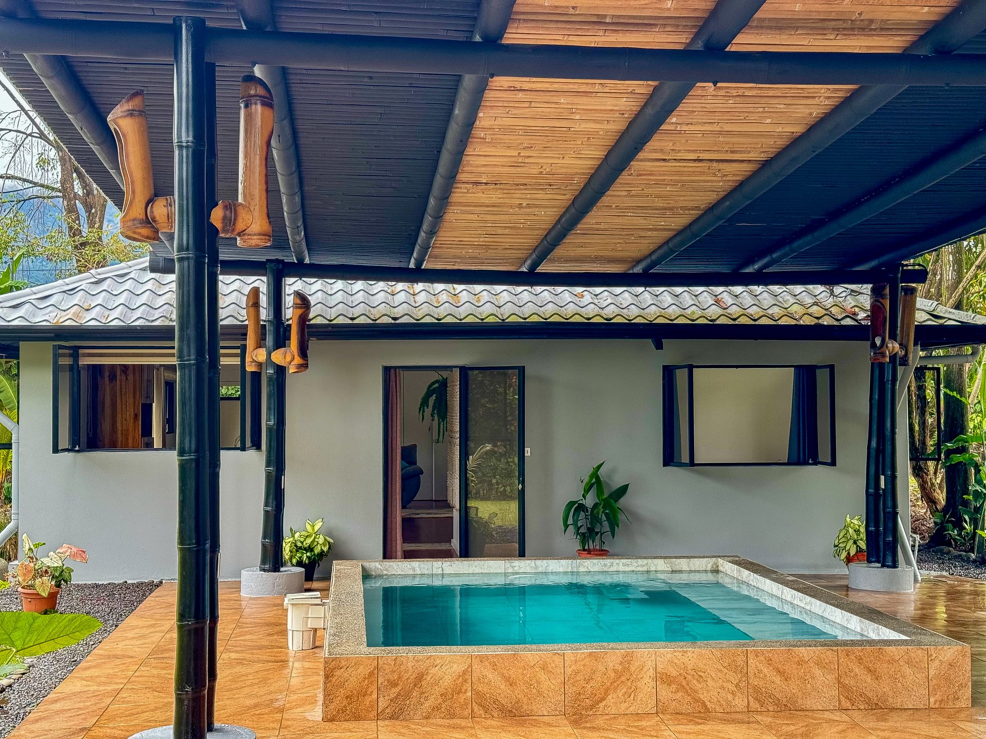 Contemporary 3-bed home surrounded by Uvita’s services and amenities but just a short stroll to tropical beaches