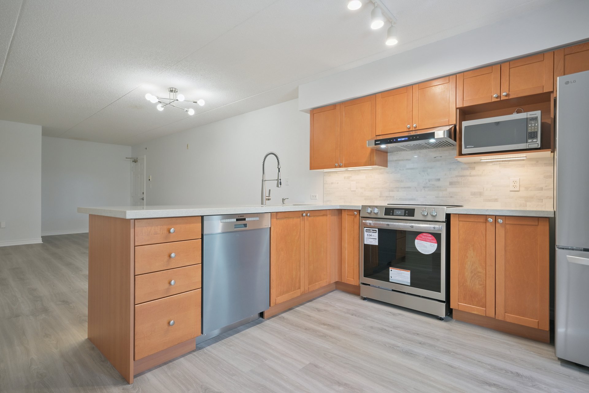 Upgraded 1 Bed+ Den Suite Overlooking Ravine