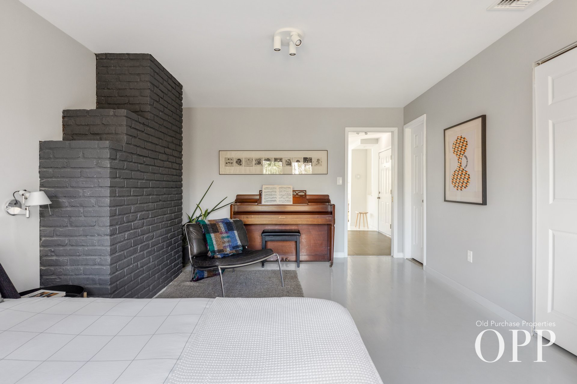 A SUNLIT RETREAT IN PICTURESQUE LOCATION