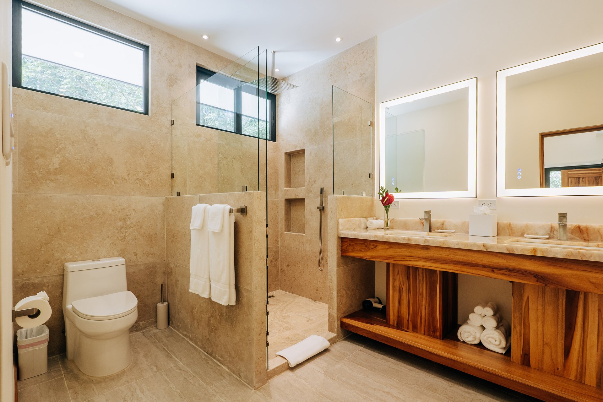 Grand luxury 9 bedroom, 9.5 bath Rainforest & Mountain View Estate near Marina Pez Vela