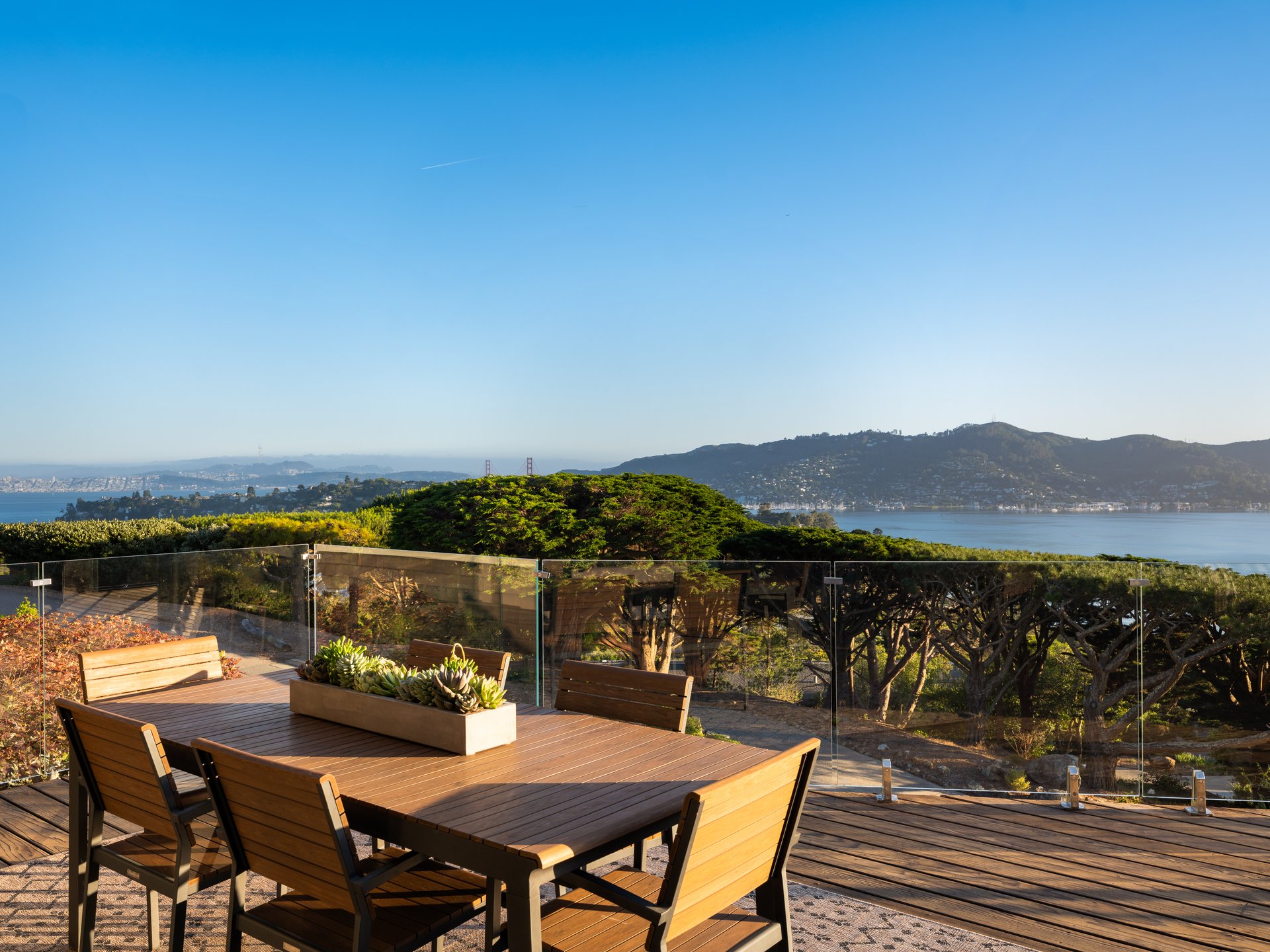 Stylish and Chic Mount Tiburon Retreat 