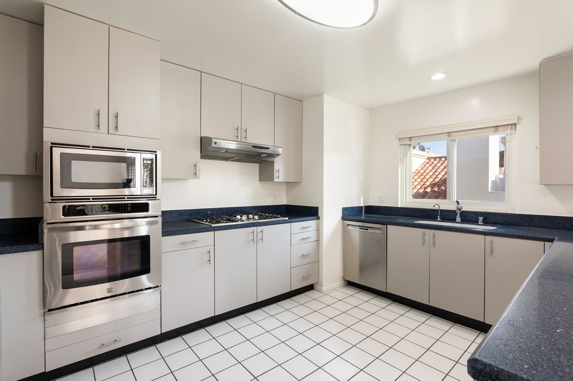 1010 California Ave #307, North of Wilshire