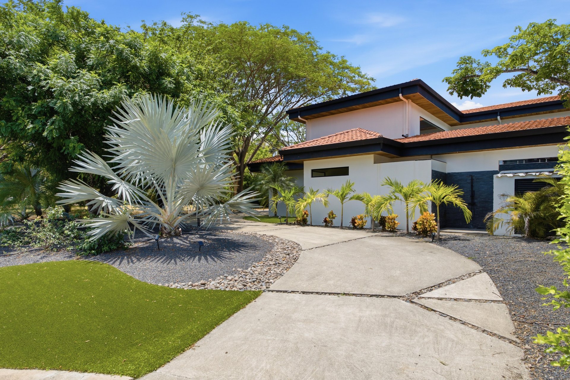 Casa La Ola Perfecta | Luxury 5-Bedroom Home with Pool Near the Beach in Hacienda Pinilla